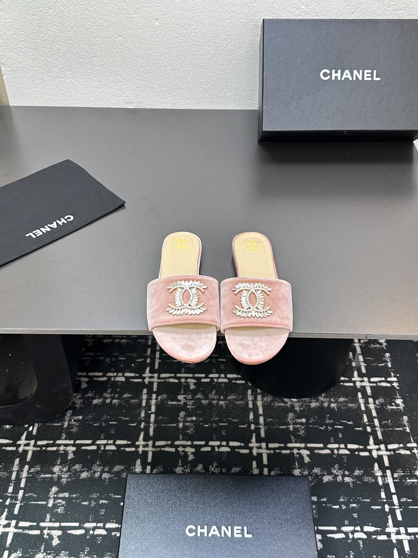 NO:409605,2025★★★★★★ Many celebrities are here to watch, a versatile series that domestic and foreign bloggers are popular with, a must-have for spring and summer wardrobe matching, the first choice for sandals. Diamond design exclusive to the fragrance of the family, silk upper (velvet) inner lining: imported crystal sheepskin inner lining, original mold-open custom leather sole, shoe size: 35-39 (40, 41, custom-made, no return or exchange) Delivery luxury latest counter synchronous packaging, slippers, chanel, slippers, sheepskin, real silk, Leather soles198609092025★★★★★ 众多明星网红上脚,国内外博主刷爆的一个百搭系列,春夏衣橱搭配必备 凉拖首选.菱格设计香家专属 鞋面真丝（天鹅绒）  内里: 进口水晶羊皮内里 大底原版开模定制真皮大底 鞋码: 35-39（40、41、定做不退换） 配送豪华最新专柜同步包装,拖鞋,chanel,slippers,sheepskin,real silk,Leather soles,Women's Shoes