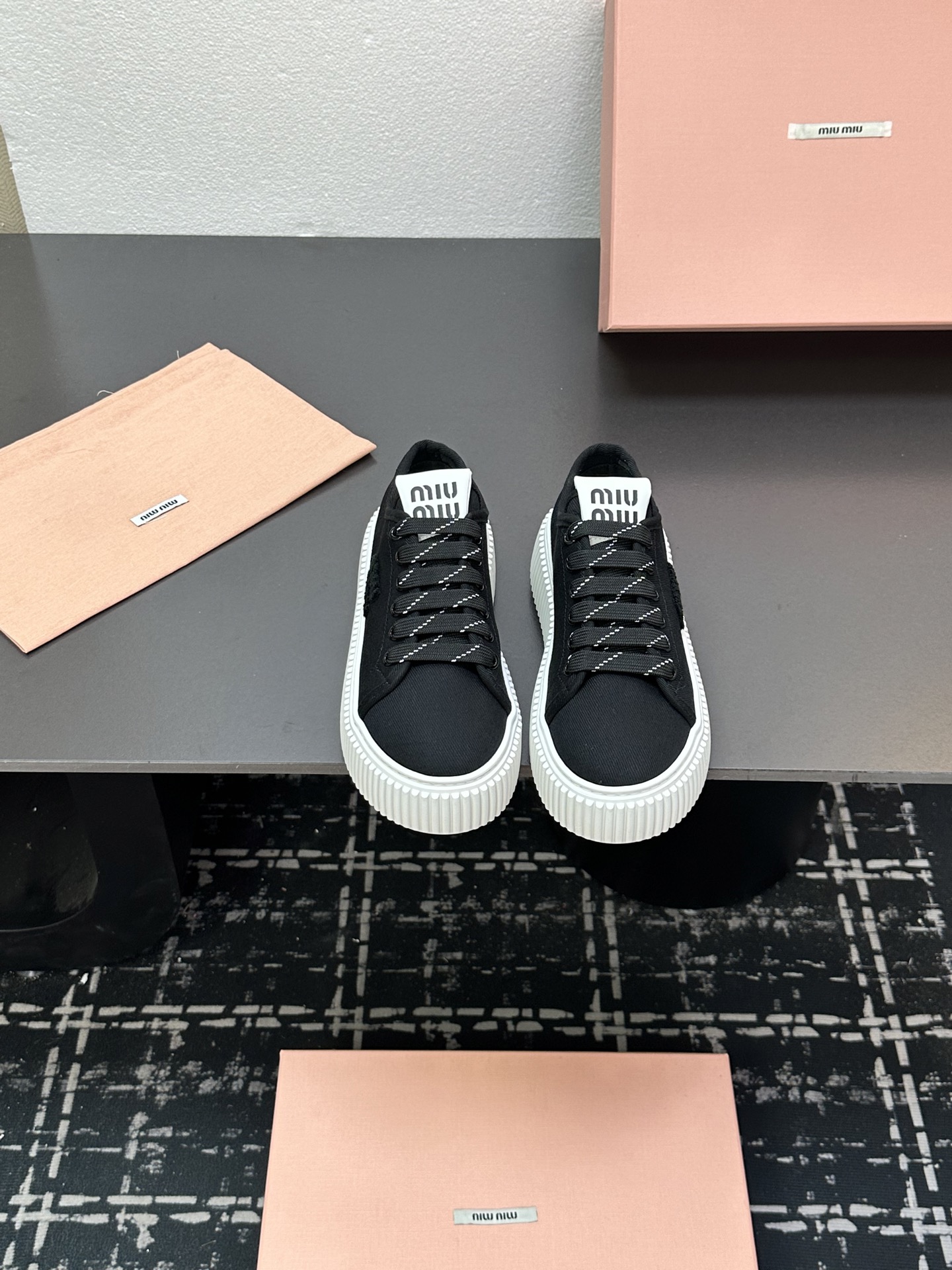 NO:402378,MiuMiu Miu Latest style Velcro canvas thick sole biscuit shoes casual sneakers original purchase and development Made of goods Timeless tannin draws charming Miu Miu style to create new sports shoes. The silk screen printing logo on the shoe tongue creates exquisite contrast and adds iconic elements. The thick sole design defines avant-garde modern style. Exquisite packaging. Fabric: Original custom imported canvas material. Lift: Original custom imported canvas material. Outsole: Original open mold-proof rubber outsole. Sole thickness: 4.5CM Size: Women's 35-40, casual shoes/sneakers, miumiu, sneakers19860909MiuMiu缪缪 最新款 魔术贴 帆布 厚底 饼干鞋 休闲 运动鞋 原版购入开发 做货 隽永丹宁汲取迷人Miu Miu风格,造就新款运动鞋.鞋舌丝网印刷徽标营造精致对比,平添标志性元素.厚底设计定义前卫的现代风格 配送精美包装 面料: 原版定制进口帆布材质 内里: 原版定制进口帆布材质 大底: 原版开模防滑橡胶大底 底厚: 4.5CM Size: 女款35-40,休闲鞋/运动鞋,miumiu,sneakers,Women's Shoes