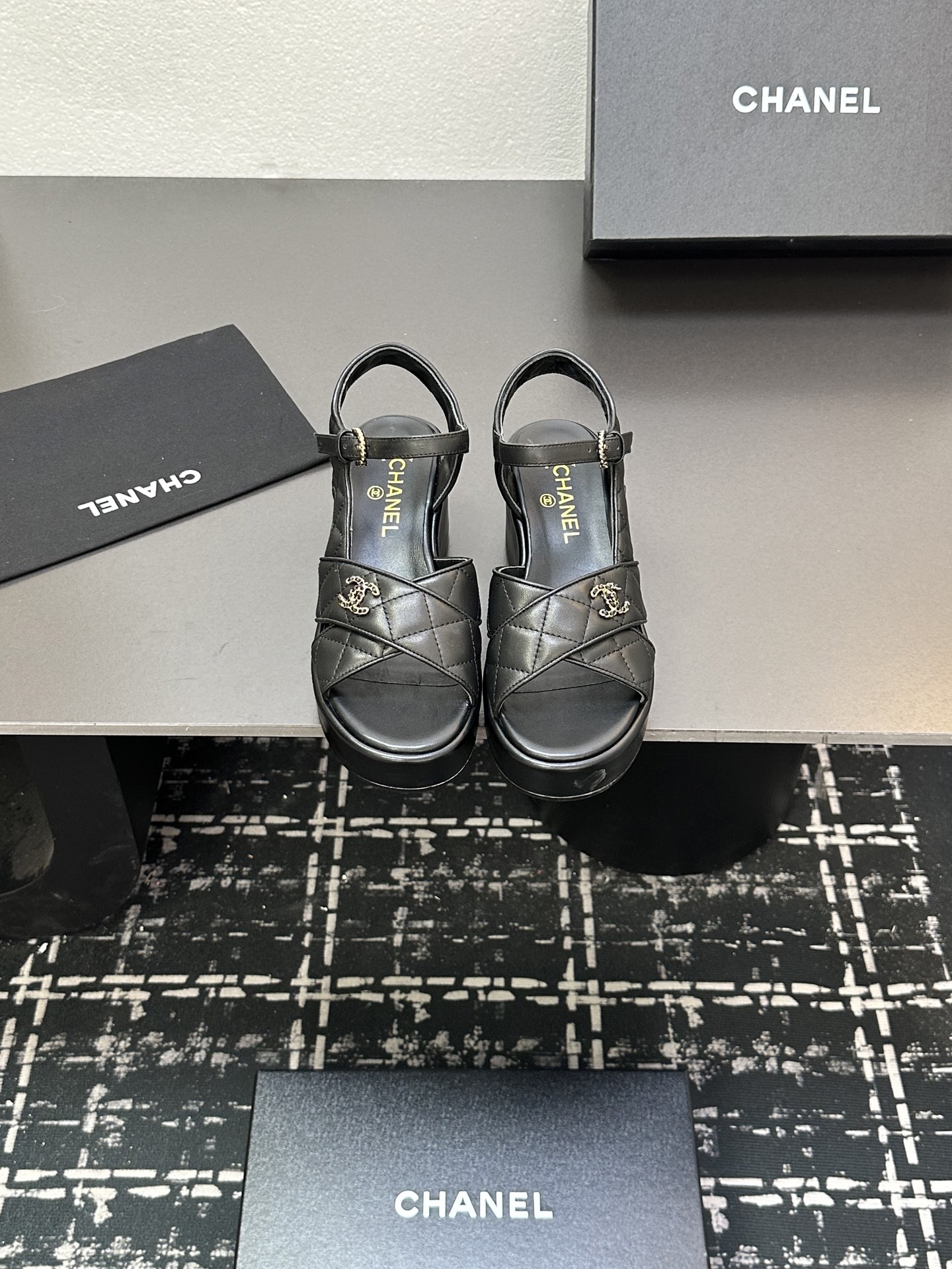 NO:407985,★★★★★★ Many celebrities are popular, a versatile series that domestic and foreign bloggers are popular. A must-have for spring and summer wardrobe matching. The first choice for sandals. Diamond design exclusive to the fragrant family. Upper sheepskin inner lining: imported crystal sheepskin inner lining, original mold-open custom rubber sole Shoe size: 35-39 (40, 41, custom-made, no return or exchange) Delivery luxury latest counter synchronous packaging Black and white apricot black cloth reverse velvet three colors, single shoes, chanel, sheepskin19860909★★★★★ 众多明星网红上脚,国内外博主刷爆的一个百搭系列,春夏衣橱搭配必备 凉拖首选.菱格设计香家专属 鞋面羊皮  内里: 进口水晶羊皮内里 大底原版开模定制橡胶底 鞋码: 35-39（40、41、定做不退换） 配送豪华最新专柜同步包装 黑白杏黑布 反绒三色,单鞋,chanel,sheepskin,Women's Shoes