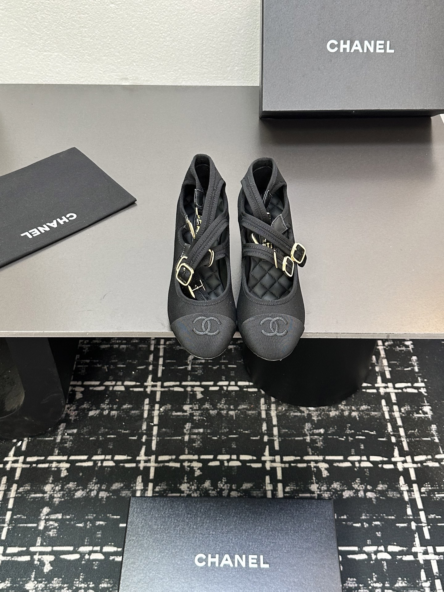 NO:407983,2025★★★★★★ Many celebrities are here to watch, a versatile series that domestic and foreign bloggers are popular with, a must-have for spring and summer wardrobe matching, the first choice for sandals. Diamond design exclusive to Xiangjia, upper denim lining: imported crystal sheepskin lining, original mold-open custom leather sole, shoe size: 35-39 (40, 41, custom-made, no return or exchange) Delivery luxury latest counter synchronous packaging, single shoes, chanel, sheepskin198609092025★★★★★ 众多明星网红上脚,国内外博主刷爆的一个百搭系列,春夏衣橱搭配必备 凉拖首选.菱格设计香家专属 鞋面牛仔  内里: 进口水晶羊皮内里 大底原版开模定制真皮底 鞋码: 35-39（40、41、定做不退换） 配送豪华最新专柜同步包装,单鞋,chanel,sheepskin,Women's Shoes