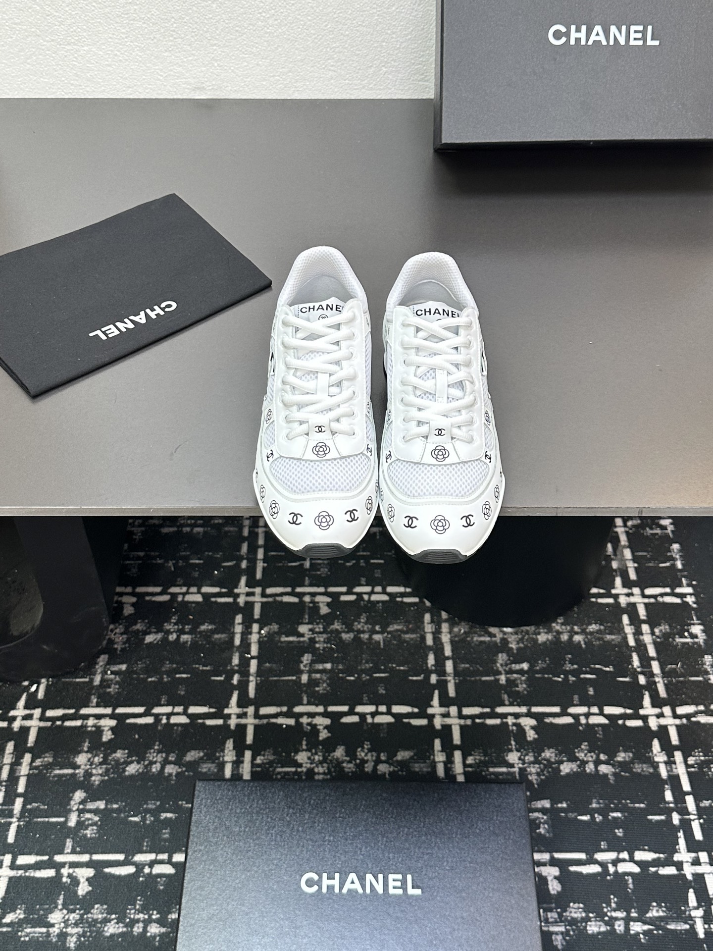 NO:407981,Men's Xiaoxiang Chanel CHANEL 2025SS new silver horn king second generation spliced ​​embossed embossed casual sneakers, classic styles have made new tricks. The new season's casual shoes are all very fresh in color and have a very spring flavor. The most comfortable shoes in Xiaoxiang are super soft. I must highly recommend this all-skin sneaker. The sole is light and comfortable. You can run and jump. Upper sheepskin + mesh cloth inner mesh cloth. Sole opens and opens the mold and rubber sole. Size 35-39 for women. (40.41.42 for men.) 38-44 for men. (45.46 for casual shoes, chanel, chanel, alexander wang, sneakers, sheepskin19860909男 小香香奈儿CHANEL2025SS新款银角大王二代拼接压花压纹休闲运动鞋 ,经典款又玩出了新花样 新一季的休闲鞋配色都很清新 非常有春天的味道 小香中最最舒适的鞋子,超级柔软,那一定强烈推荐此款全羊皮运动鞋 鞋底轻便舒适 跑跳皆可 鞋面羊皮+网布 内里网布 鞋底开模舒适橡胶底 码数女35-39（40.41.42定） 男38-44（45.46定）,休闲鞋/运动鞋,chanel,chanel,alexander wang,sneakers,sheepskin,Women's Shoes