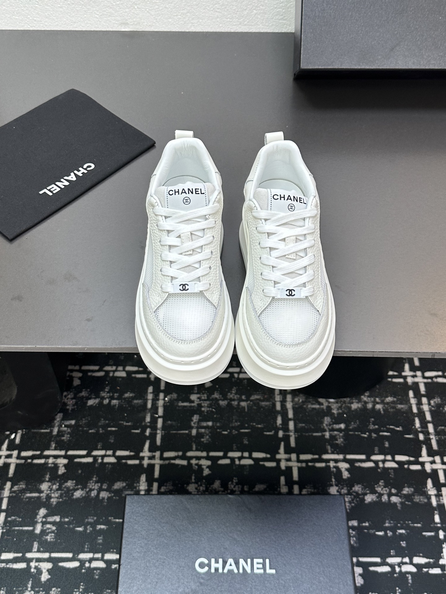 NO:407979,2055 Xiaoxiang Chanel's top counter level - Xiaoxiang C home new thick-soled mesh biscuit shoes. Currently, super popular biscuit shoes, internet celebrity Xiaohongshu is chasing and promoting. The silly cute and cute look is released with a bit of retro flavor!  Special shape, very recognizable, slimming and long legs, absolutely powerful, comfortable to wear, high appearance, comfortable, heightened, must be recommended to everyone, the main feature of this year's series, minimalist style, original custom mesh fabric, footbed sheepskin, comfortable foot feeling, original open mold high elastic rubber sponge cake, thick sole, original packaging, original packaging, size 35-40 (40 custom made, no return or exchange), casual shoes/sports shoes, chanel, chanel, sneakers, sheepskin198609092055小香香奈儿顶级专柜级-小香C家新厚底网纱饼干鞋 目前超级流行的饼干鞋,网红明星小红书狂追热推 发售蠢萌可爱的造型带了点复古味！ 造型特殊,很有辨识度, 显瘦显腿长,绝对实力派,穿上也很舒服,高颜值 舒适,增高 一定要推荐给大家,今年系列的主打, 极简的风格, 面料原版订制网布 垫脚羊皮,脚感舒适 大底原版开模高弹橡胶松糕大底 底厚6cm 包装原版全套包装 码数35-40（40定做不退换）,休闲鞋/运动鞋,chanel,chanel,sneakers,sheepskin,Women's Shoes