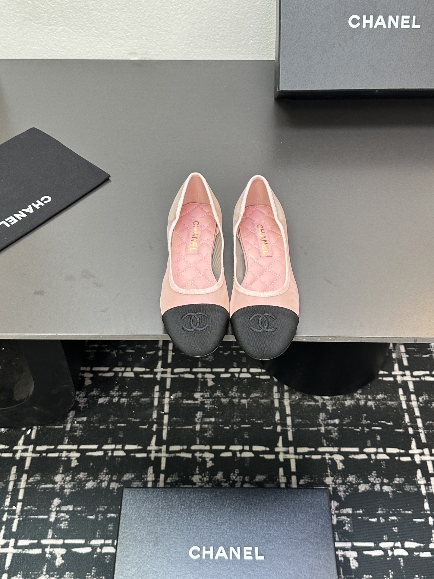 NO:407977,Xiaoxiang C Home 2025Chanel Coco beach Mesh ballet shoes Flat sole single shoes Super princess's small shoes This time the material is yarn, visually light and not stuffy. Double C logo part, very detailed and high-end. Black and white color matching. The counter is really hard to find. The show of Xiaohongshu Internet celebrity pictures are even more popular. Mainly white. Paired with a lace sock full of fairy spirit. Custom mesh on the upper, inner foot pad sheepskin. Soles Italian leather soles [35-41] 40 41 Customized non-return and exchange, single shoes, chanel, chanel, sheepskin, socks19860909小香C家 2025Chanel Coco beach 网纱芭蕾舞鞋平底单鞋 超级公主的一双小鞋子 这次材质是纱质的 视觉轻盈不闷脚 双C logo部分,非常细节感且高级 黑白配色 专柜真心一鞋难求 小红书网红秀图更是火出圈 主打白色 搭配个蕾丝小袜子 仙气满满 鞋面定制网纱 内里垫脚羊皮 鞋底意大利真皮底【35-41】40 41 定做不退换,单鞋,chanel,chanel,sheepskin,socks,Women's Shoes