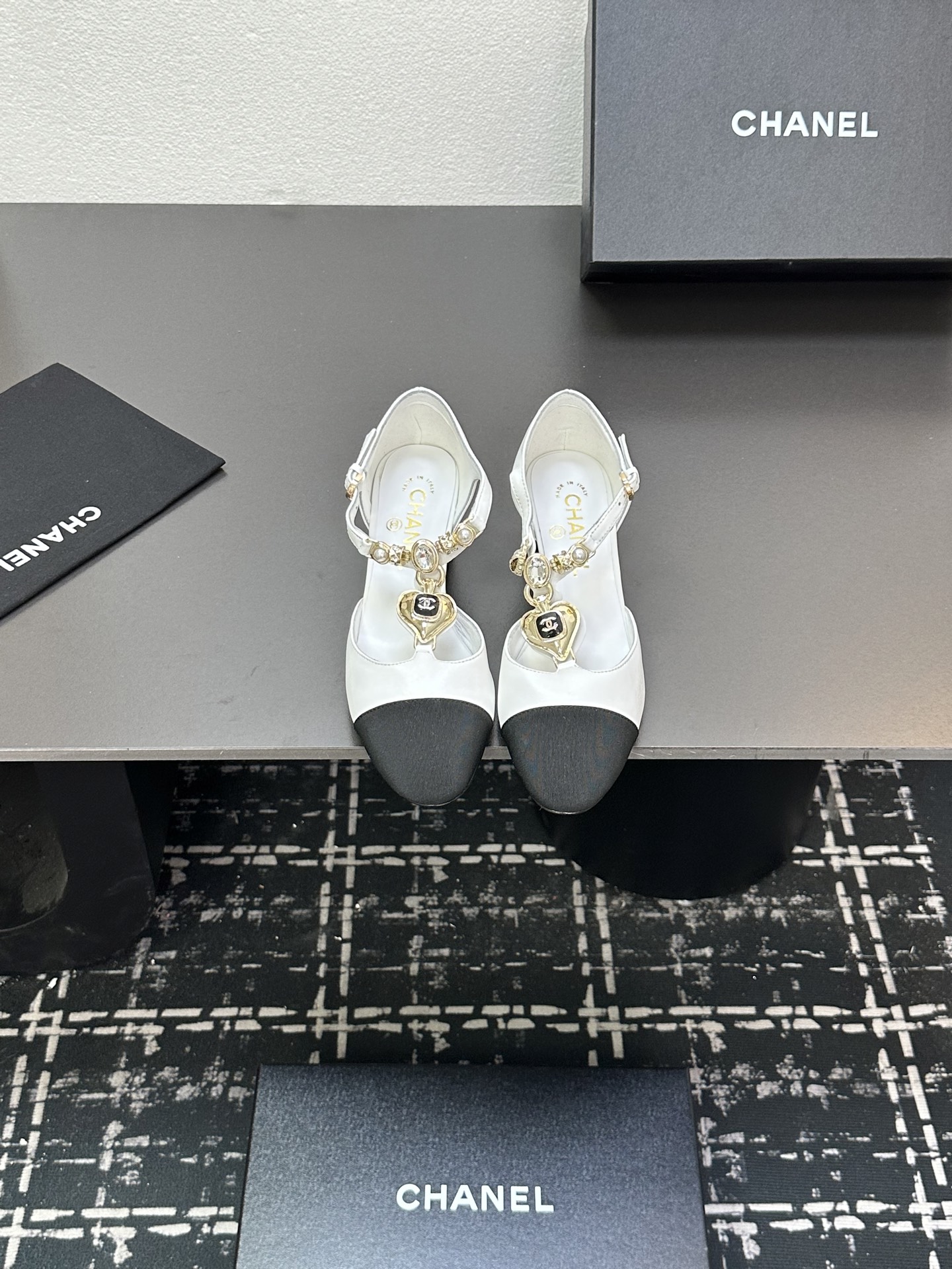 NO:407973,2025★★★★★★ Many celebrities are popular, a versatile series that domestic and foreign bloggers are popular. A must-have for spring and summer wardrobe matching. The first choice for sandals. Diamond design exclusive to Xiangjia. Upper cowhide. Inner: imported crystal sheepskin inner lining. Original mold-open custom leather sole. Shoe size: 35-39 (40, 41, custom-made, no return or exchange) Delivery luxury latest counter synchronous packaging, single shoes Mary Jane, chanel, mary jane, cowhide, sheepskin198609092025★★★★★ 众多明星网红上脚,国内外博主刷爆的一个百搭系列,春夏衣橱搭配必备 凉拖首选.菱格设计香家专属 鞋面牛皮  内里: 进口水晶羊皮内里 大底原版开模定制真皮底 鞋码: 35-39（40、41、定做不退换） 配送豪华最新专柜同步包装,单鞋玛丽珍,chanel,mary jane,cowhide,sheepskin,Women's Shoes