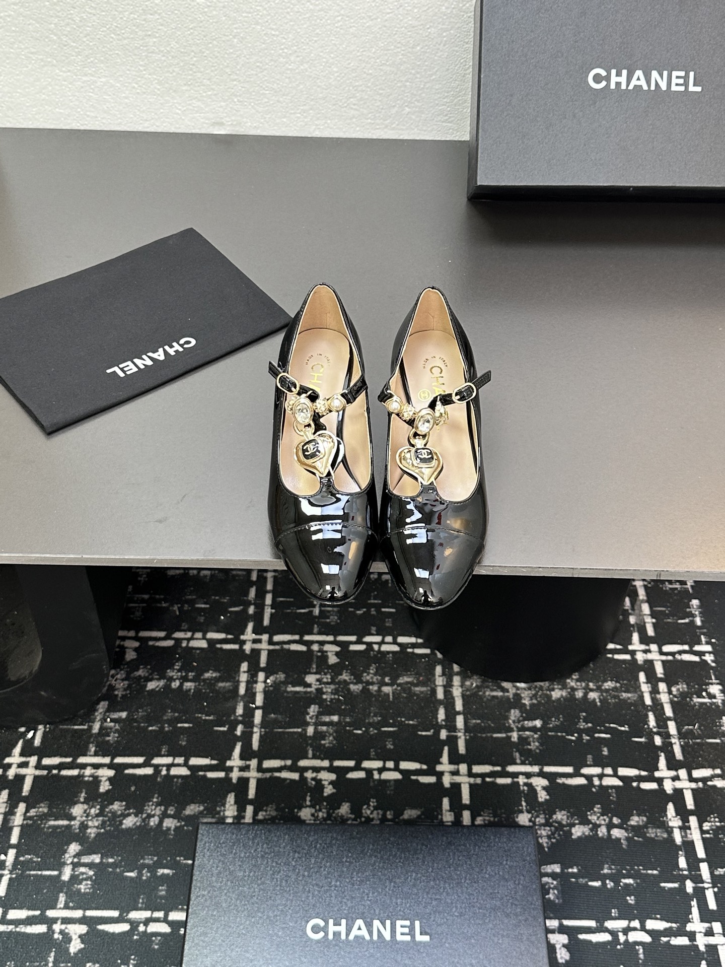 NO:407971,2025★★★★★★ Many celebrities are here to watch, a versatile series that domestic and foreign bloggers are popular with, a must-have for spring and summer wardrobe matching, the first choice for sandals. Diamond design exclusive to Xiangjia, patent leather upper, inner lining: imported crystal sheepskin inner lining, original mold opening custom leather sole Shoe size: 35-39 (40, 41, customized, non-return and exchange) Delivery luxury latest counter synchronous packaging, single shoes Mary Zhen, chanel, mary jane, sheepskin198609092025★★★★★ 众多明星网红上脚,国内外博主刷爆的一个百搭系列,春夏衣橱搭配必备 凉拖首选.菱格设计香家专属 鞋面漆皮  内里: 进口水晶羊皮内里 大底原版开模定制真皮底 鞋码: 35-39（40、41、定做不退换） 配送豪华最新专柜同步包装,单鞋玛丽珍,chanel,mary jane,sheepskin,Women's Shoes