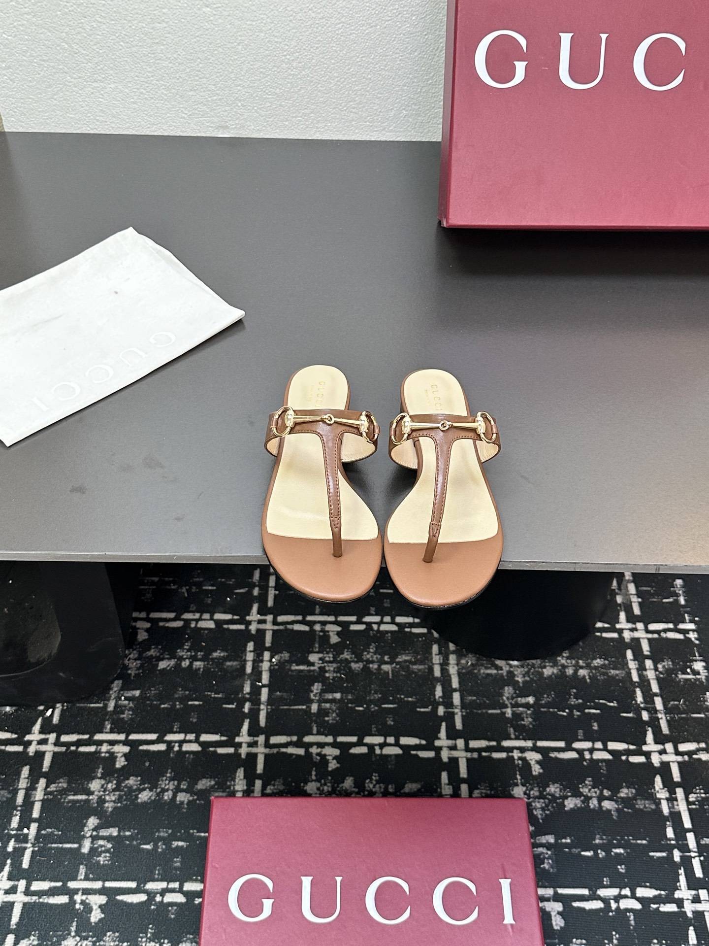 NO:407727,Gucci Gucci classic horse-bit clamping toe slippers flip flops. This is a magical shoe that has been opened, a luxury big-name counter that celebrities and internet celebrities love. Original hardware horse-bits. Sheepskin face, sheepskin, real leather sole. Size 35-39 (40.41 fixed), split-toe shoes, gucci, gucci, slippers, sheepskin19860909Gucci古奇古驰经典马衔扣夹趾拖夹脚拖鞋人字拖. 这是一款开了挂的神鞋,明星和网红都爱的奢侈大牌专柜原版五金马衔扣 羊皮面,羊皮里,真皮底 码数35-39（40.41定）,分趾鞋,gucci,gucci,slippers,sheepskin,Women's Shoes