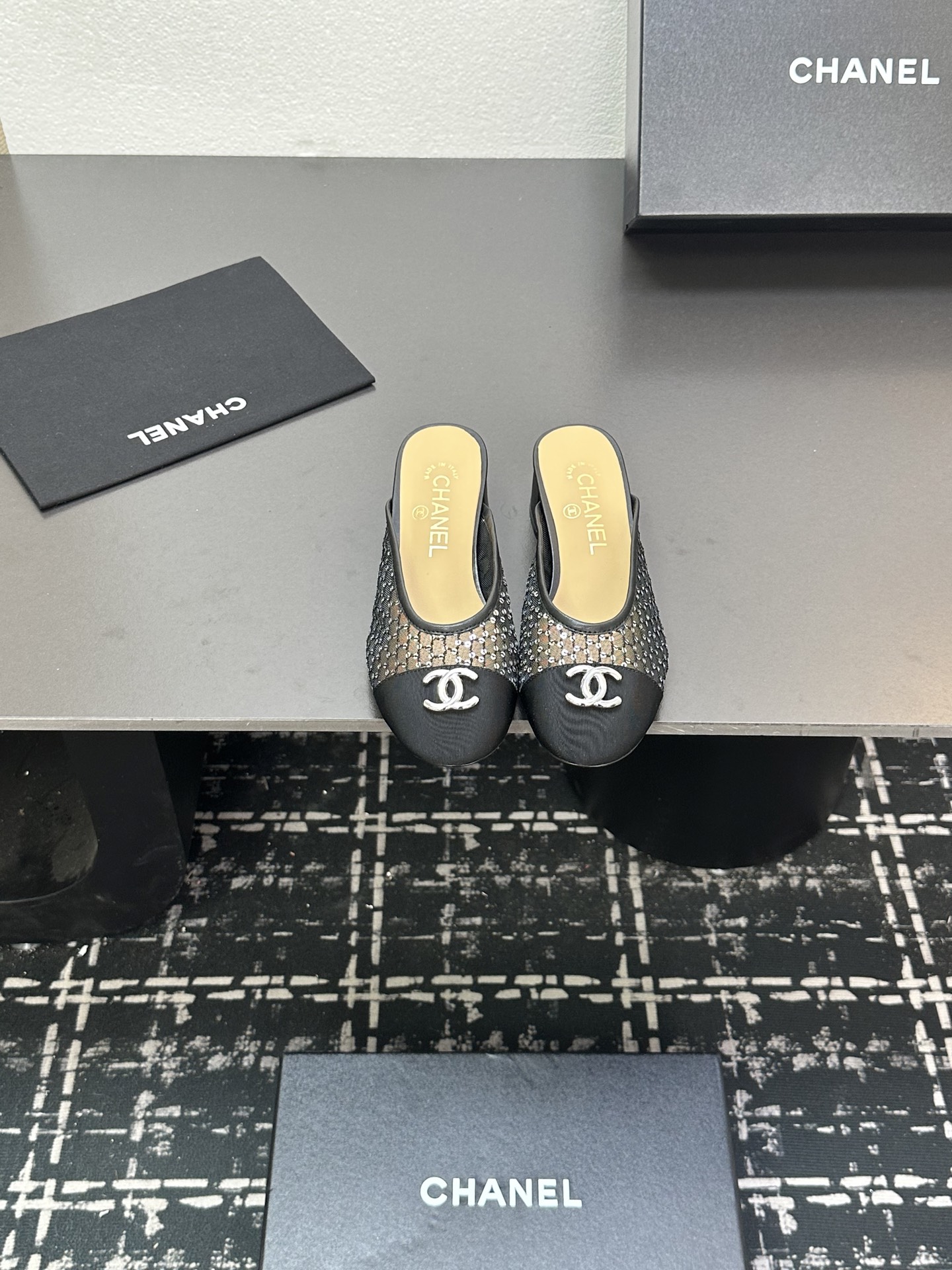 NO:407969,Classics will be passed down forever!  CHANEL Chanel's mules half slippers, the iconic double C logo is dazzling and full of recognition. The upper is unique, and the transparent mesh and tweed show the elegant texture. The simple square head is matched with a neat thick heel, comfortable and yet stylish. Whether it is matched with skirts or trousers, it can easily create a French romantic style and is a must-have item for fashion experts. Heel height is 4cm, genuine leather sole, 65-39 (40.41 fixed), semi-torque, chanel, chanel, slippers, skirts19860909经典永流传！CHANEL香奈儿这款穆勒鞋半拖鞋,标志性双C logo 闪耀夺目,辨识度拉满.鞋面材质独特,透明网纱与粗花呢尽显优雅质感.简约方头搭配利落粗跟,舒适又不失格调.无论是搭配裙装还是裤装,都能轻松营造法式浪漫风情,是时尚达人必备单品.跟高4cm,真皮底,65-39（40.41定）,半拖,chanel,chanel,slippers,skirts,Women's Shoes