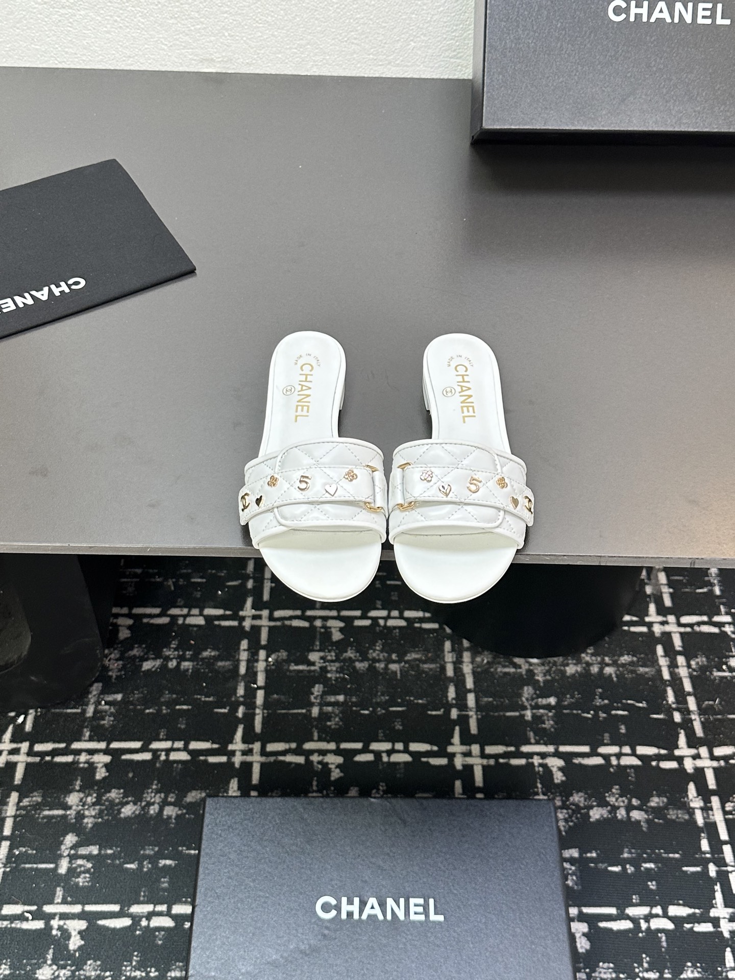 NO:407984,2025★★★★★★ Many celebrities are here to watch, a versatile series that domestic and foreign bloggers are popular with, a must-have for spring and summer wardrobe matching, the first choice for sandals. Diamond design exclusive to Xiangjia, upper sheepskin, inner lining: imported crystal sheepskin inner lining, original mold-open custom leather sole, shoe size: 35-39 (40, 41, custom-made, no return or exchange) Delivery luxury latest counter synchronous packaging, slippers, chanel, slippers, sheepskin198609092025★★★★★ 众多明星网红上脚,国内外博主刷爆的一个百搭系列,春夏衣橱搭配必备 凉拖首选.菱格设计香家专属 鞋面羊皮  内里: 进口水晶羊皮内里 大底原版开模定制真皮底 鞋码: 35-39（40、41、定做不退换） 配送豪华最新专柜同步包装,拖鞋,chanel,slippers,sheepskin,Women's Shoes