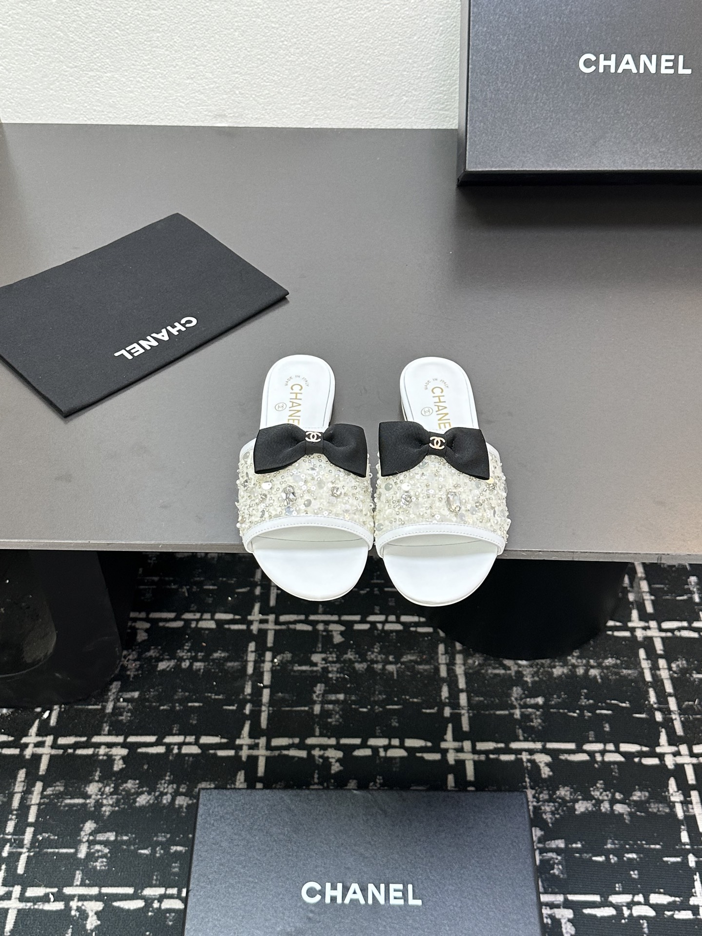 NO:407967,2025★★★★★★ Many celebrities are popular, a versatile series that domestic and foreign bloggers are popular. A must-have for spring and summer wardrobe matching. The first choice for sandals. Diamond design exclusive to the upper. Hand-sewn diamond lining: imported crystal sheepskin lining, large sole original mold custom leather sole Shoe size: 35-39 (40, 41, customized, non-return and exchange) Delivery luxury latest counter synchronous packaging, slippers, chanel, slippers, sheepskin198609092025★★★★★ 众多明星网红上脚,国内外博主刷爆的一个百搭系列,春夏衣橱搭配必备 凉拖首选.菱格设计香家专属 鞋面手工缝钻  内里: 进口水晶羊皮内里 大底原版开模定制真皮底 鞋码: 35-39（40、41、定做不退换） 配送豪华最新专柜同步包装,拖鞋,chanel,slippers,sheepskin,Women's Shoes