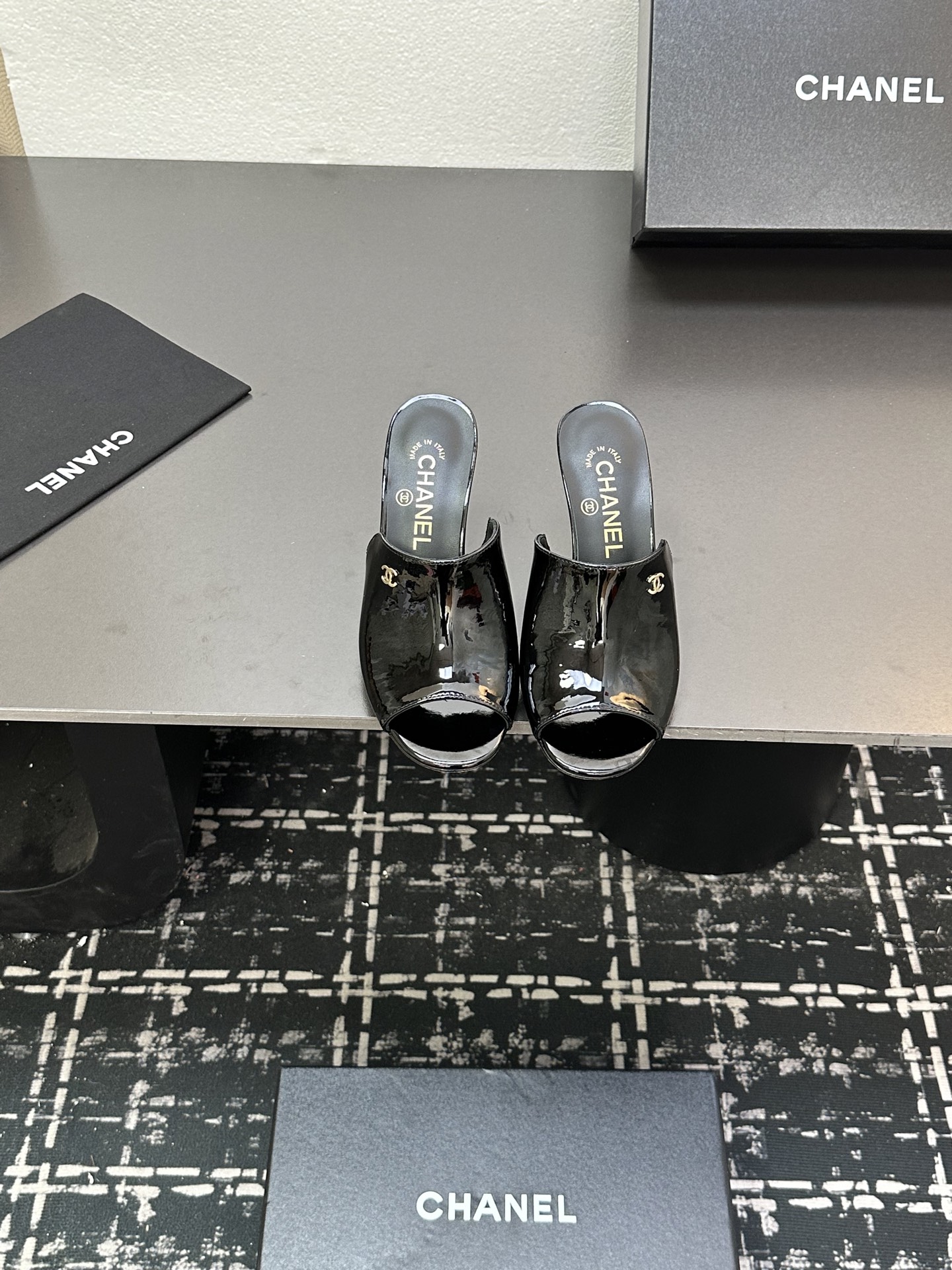 NO:407982,Chanel 25P new double C slippers Spring and summer new style, high version and high quality. Upper cowhide, footbed sheepskin, genuine leather outsole. Size:35-39 Other sizes customized, high heels slippers, chanel, high heels, slippers, cowhide, sheepskin, Leather soles19860909Chanel 25P新款双C拖鞋 春夏新款,高版本高品质. 鞋面牛皮,垫脚羊皮,真皮大底. Size:35-39 其他码数定做,高跟鞋拖鞋,chanel,high heels,slippers,cowhide,sheepskin,Leather soles,Women's Shoes