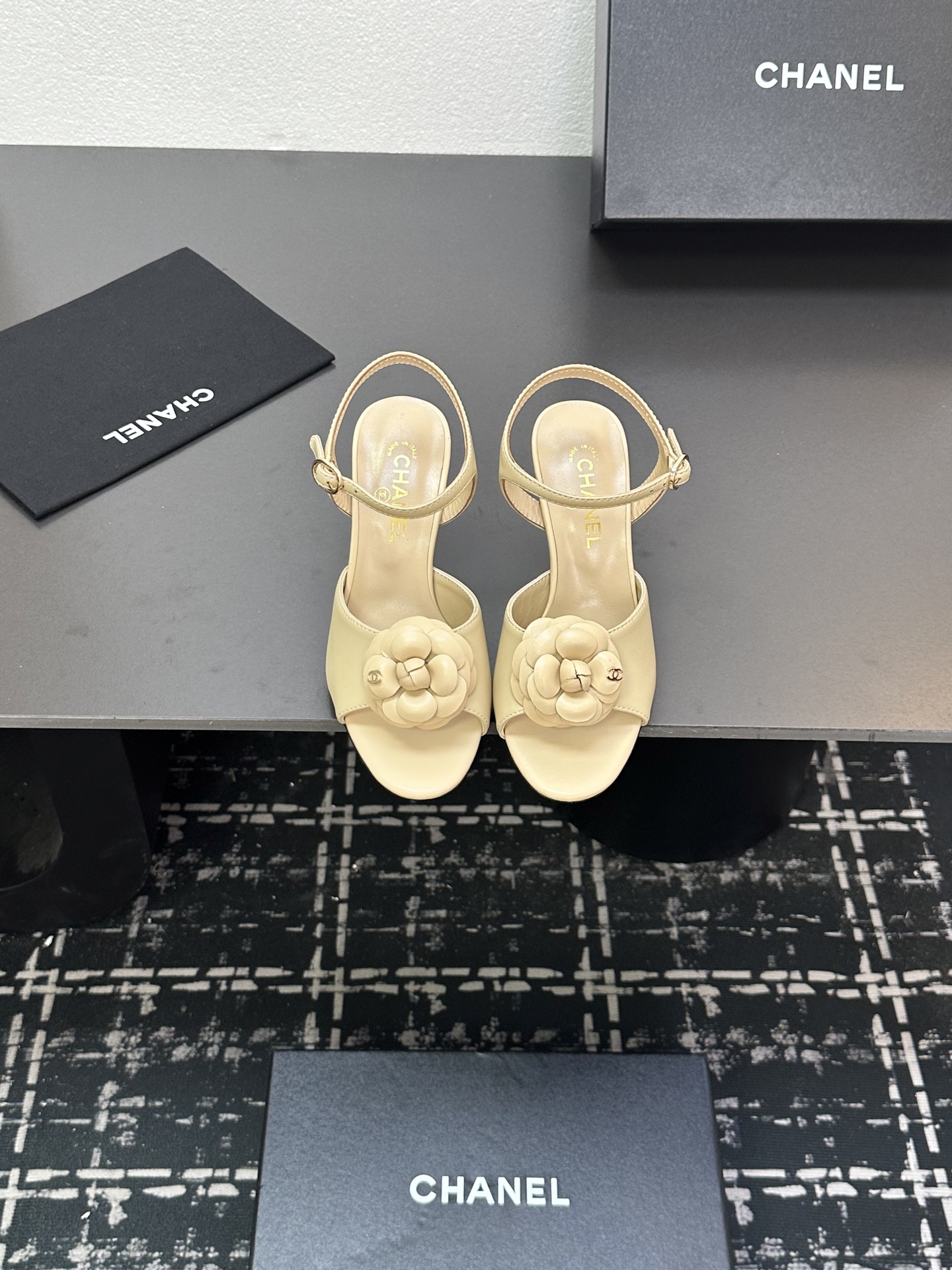 NO:407980,2025★★★★★★ Many celebrities are popular, a versatile series that domestic and foreign bloggers are popular. A must-have for spring and summer wardrobe matching. The first choice for sandals. Diamond design exclusive to Xiangjia. Upper sheepskin inner lining: imported crystal sheepskin inner lining, original mold-open custom leather sole Shoe size: 35-39 (40, 41, custom made without return or exchange) Delivery luxury latest counter synchronous packaging, sandals, chanel, sandals, sheepskin198609092025★★★★★ 众多明星网红上脚,国内外博主刷爆的一个百搭系列,春夏衣橱搭配必备 凉拖首选.菱格设计香家专属 鞋面羊皮  内里: 进口水晶羊皮内里 大底原版开模定制真皮底 鞋码: 35-39（40、41、定做不退换） 配送豪华最新专柜同步包装,凉鞋,chanel,sandals,sheepskin,Women's Shoes