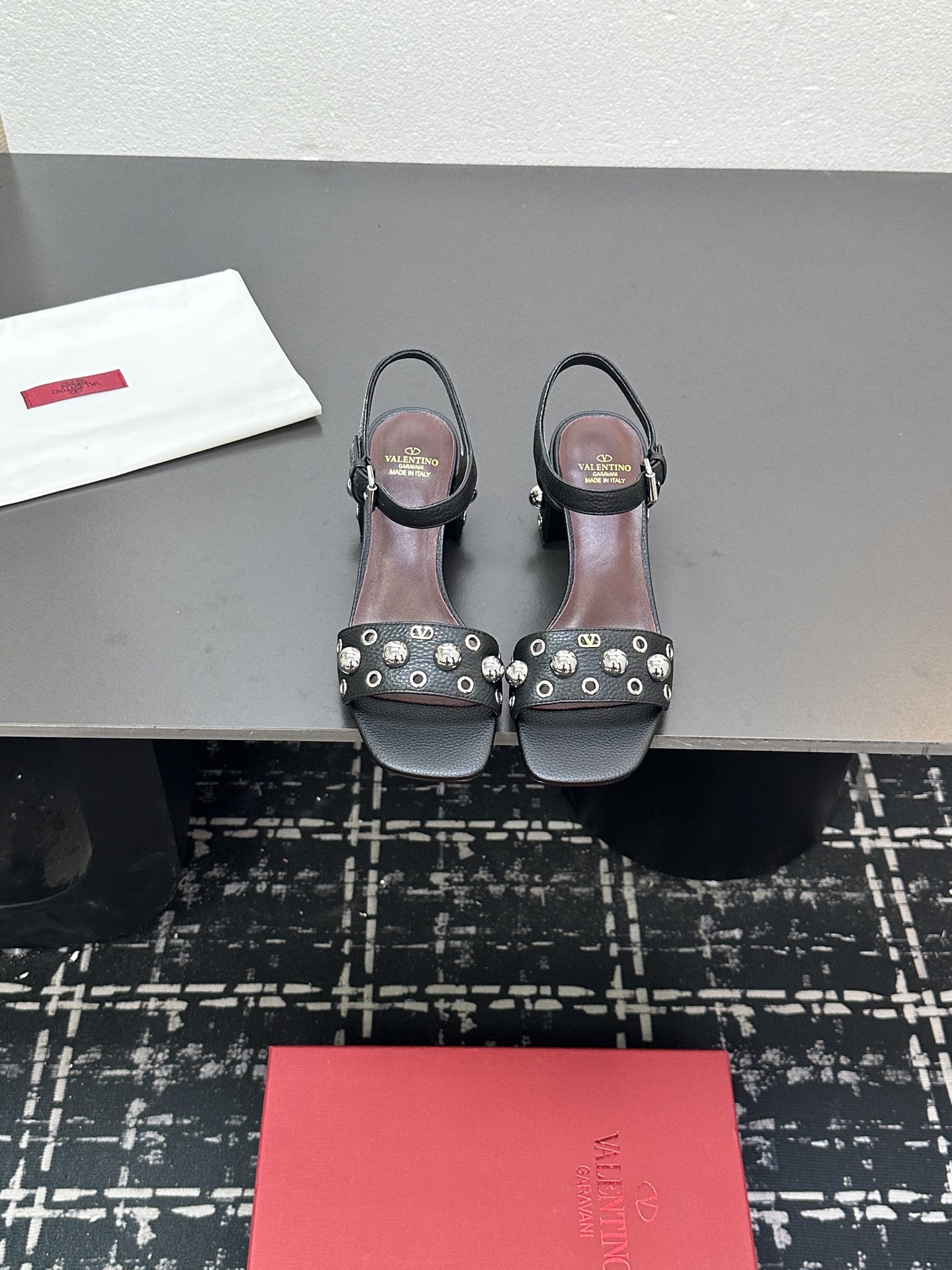 NO:407725,2025 catwalk high-version Valentino rivet steel ball embellishment, thick-heeled Roman sandals, beautiful texture, very easy to match, can be worn in any season, Valentino's series interprets the new fashion charm, continues the super high-heel design, and is favored by well-known overseas bloggers. Tens of millions of fans and bloggers are passionately interpreted by them, best-selling at home and abroad. It has been out of stock in China, top version. Candy color matching, each color is beautiful. The upper is original lychee pattern cowhide/Yangjing imported sheepskin sole genuine leather outsole heel height 6.5cm. Packaging full set of original packaging. Size 35-42 sizes (40.41.42 not returned or replaced), high heels sandals, valentino, valentino, sandals, high heels, cowhide, sheepskin, sheep, Leather soles198609092025走秀款高版本Valentino 铆钉钢珠点缀 粗跟罗马凉鞋 绝美的质感 非常好搭配,任何季节可穿 华伦天奴此系列演绎全新时尚魅力 延续超高跟设计,深得海外知名博主青睐 千万粉丝博主倾情演绎,畅销海内外 国内已经断货,顶级版本 糖果色配色,每个颜色都是绝美 鞋面原版荔枝纹牛皮/羊京 内里进口羊皮 鞋底真皮大底 跟高6.5cm 包装全套原版包装 码数35一42码（40.41.42不退不换）,高跟鞋凉鞋,valentino,valentino,sandals,high heels,cowhide,sheepskin,sheep,Leather soles,Women's Shoes