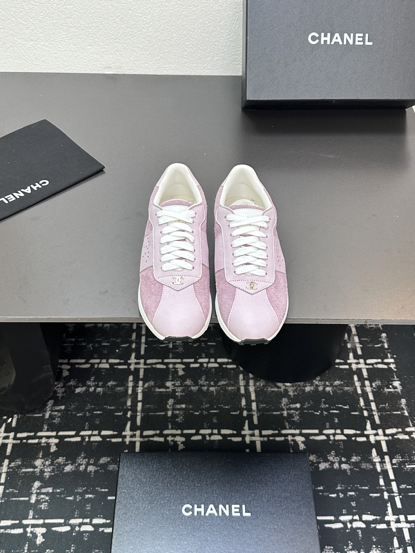 NO:407978,2025★★★★★★ Many celebrities are here to watch, a versatile series that domestic and foreign bloggers are popular. A must-have for spring and summer wardrobe matching. Sandals are the first choice. Upper reverse velvet cowhide inner lining: imported crystal sheepskin lining, original mold-open custom rubber sole Shoe size: 35-39 (40, 41, customized, non-return and exchange) Delivery luxury latest counter synchronous packaging, casual shoes/sports shoes, sandals, sneakers, cowhide, sheepskin198609092025★★★★★ 众多明星网红上脚,国内外博主刷爆的一个百搭系列,春夏衣橱搭配必备 凉鞋首选. 鞋面反绒牛皮  内里: 进口水晶羊皮内里 大底原版开模定制橡胶大底 鞋码: 35-39（40、41、定做不退换） 配送豪华最新专柜同步包装,休闲鞋/运动鞋,sandals,sneakers,cowhide,sheepskin,Women's Shoes