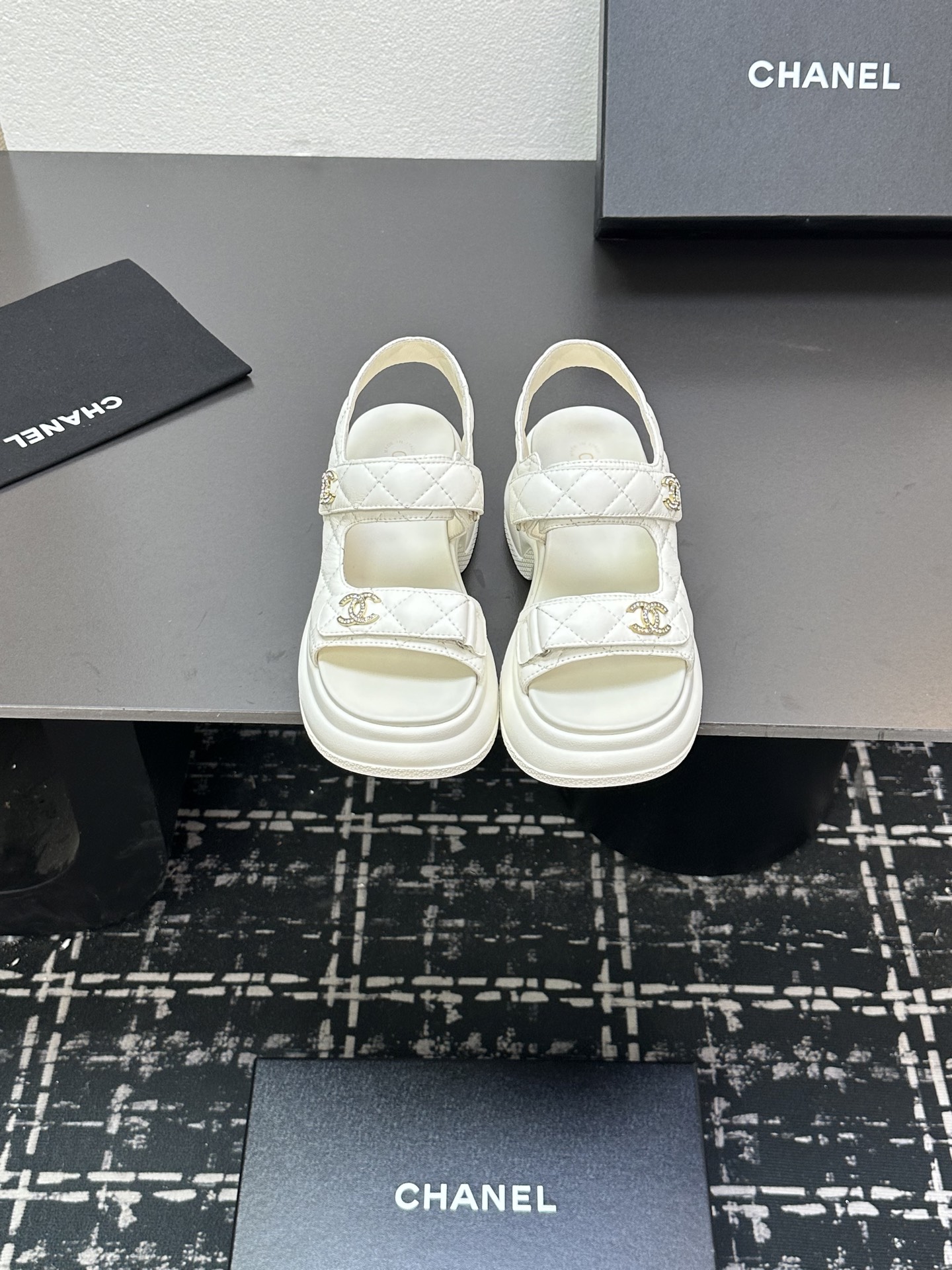 NO:407976,The latest fabrics for spring and summer 2025 - the main promotion of Velcro beach sandals new color series ★★★★★ Many celebrities are here to watch, a versatile series that domestic and foreign bloggers are popular, a must-have for spring and summer wardrobe matching, the first choice for sandals. Imported super soft sheepskin upper lining: imported crystal sheepskin inner lining, large sole mold custom tpu Shoe size: 35-39 (40, 41, custom made no return or exchange) Delivery luxury latest counter synchronous packaging, sandals, sandals, sheepskin198609092025春夏最新面料——主推魔术贴沙滩凉鞋新色系列上新 ★★★★★ 众多明星网红上脚,国内外博主刷爆的一个百搭系列,春夏衣橱搭配必备 凉鞋首选. 鞋面进口超柔羊皮  内里: 进口水晶羊皮内里 大底开模定制tpu 鞋码: 35-39（40、41、定做不退换） 配送豪华最新专柜同步包装,凉鞋,sandals,sheepskin,Women's Shoes