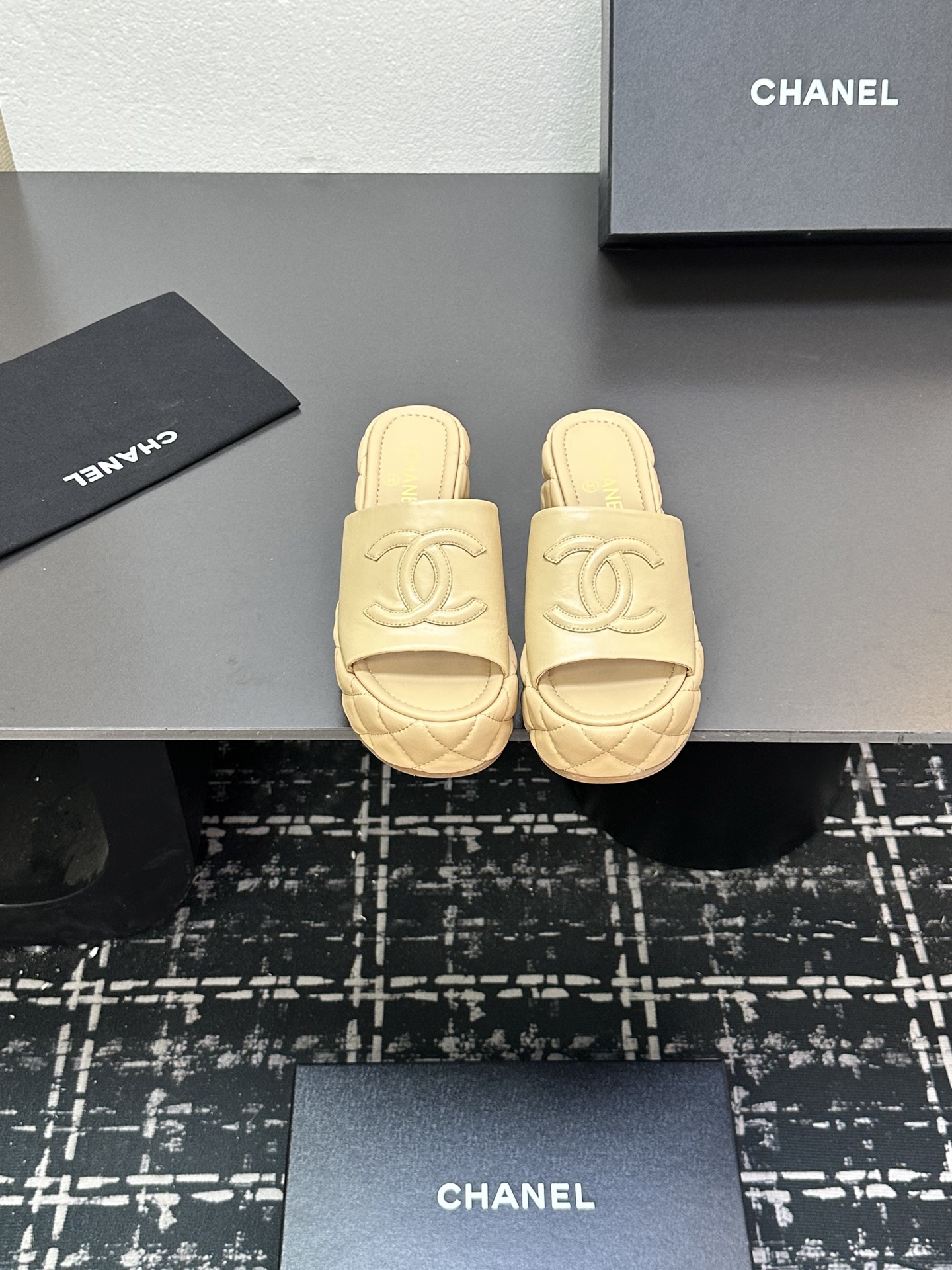 NO:407970,2025★★★★★★ Many celebrities are popular, a versatile series that domestic and foreign bloggers are popular. A must-have for spring and summer wardrobe matching. The first choice for sandals. Diamond design exclusive to Xiangjia. Upper cowhide. Inner: imported crystal sheepskin inner lining. Original mold-open custom leather sole. Shoe size: 35-39 (40, 41, custom-made, no return or exchange) Delivery luxury latest counter synchronous packaging, slippers, chanel, slippers, cowhide, sheepskin198609092025★★★★★ 众多明星网红上脚,国内外博主刷爆的一个百搭系列,春夏衣橱搭配必备 凉拖首选.菱格设计香家专属 鞋面 牛皮  内里: 进口水晶羊皮内里 大底原版开模定制真皮底 鞋码: 35-39（40、41、定做不退换） 配送豪华最新专柜同步包装,拖鞋,chanel,slippers,cowhide,sheepskin,Women's Shoes