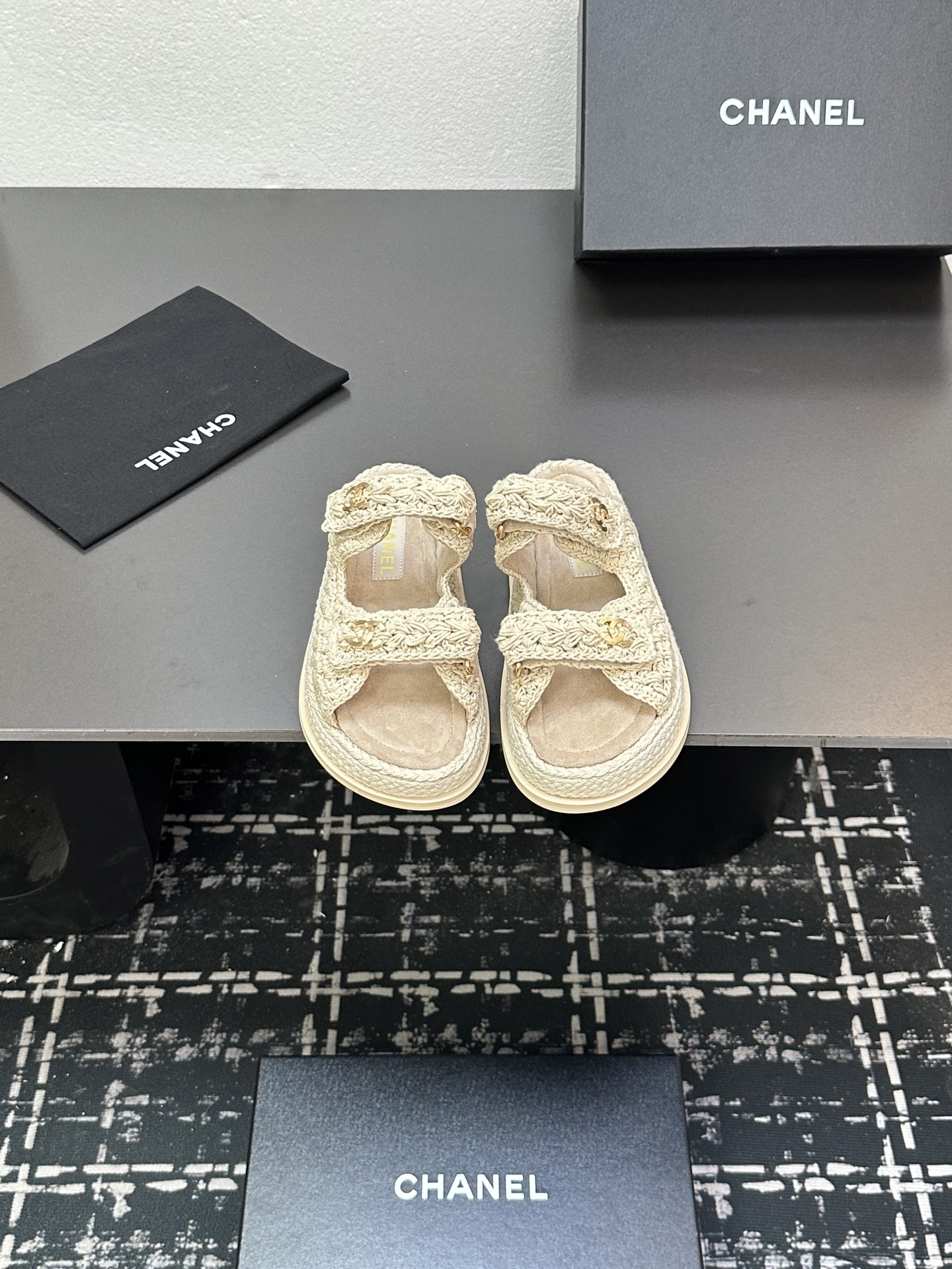 NO:407968,The latest fabrics for spring and summer 2025 - the counter mainly promotes Velcro beach sandals new color series ★★★★★ Many celebrities are here to watch, a versatile series that domestic and foreign bloggers are popular, a must-have for spring and summer wardrobe matching, the first choice for sandals. Upper imported super soft sheepskin inner lining: imported crystal sheepskin inner lining, large sole open mold custom rubber sole Shoe size: 35-39 (40, 41, 42 custom made without return and exchange) Delivery luxury latest counter synchronous packaging, slippers, sandals, slippers, sheepskin198609092025春夏最新面料——专柜主推魔术贴沙滩凉鞋新色系列上新 ★★★★★ 众多明星网红上脚,国内外博主刷爆的一个百搭系列,春夏衣橱搭配必备 凉鞋首选. 鞋面进口超柔羊皮  内里: 进口水晶羊皮内里 大底开模定制橡胶底 鞋码: 35-39（40、41、42定做不退换） 配送豪华最新专柜同步包装,拖鞋,sandals,slippers,sheepskin,Women's Shoes