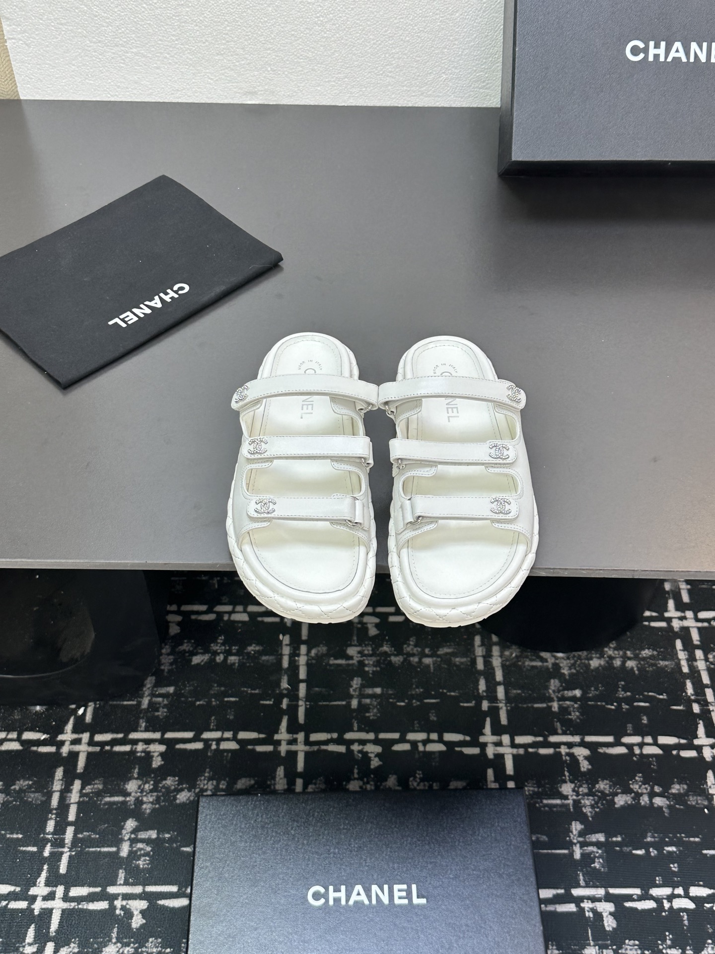 NO:407966,The latest fabrics for spring and summer 2025 - the counter mainly promotes Velcro beach sandals new color series ★★★★★ Many celebrities are here to watch, a versatile series that domestic and foreign bloggers are popular, a must-have for spring and summer wardrobe matching, the first choice for sandals. Upper imported super soft sheepskin inner lining: imported crystal sheepskin inner lining, large sole open mold custom rubber sole Shoe size: 35-39 (40, 41.42 custom made without return and exchange) Delivery luxury latest counter synchronous packaging, slippers, sandals, slippers, sheepskin198609092025春夏最新面料——专柜主推魔术贴沙滩凉鞋新色系列上新 ★★★★★ 众多明星网红上脚,国内外博主刷爆的一个百搭系列,春夏衣橱搭配必备 凉鞋首选. 鞋面进口超柔羊皮  内里: 进口水晶羊皮内里 大底开模定制橡胶底 鞋码: 35-39（40、41.42定做不退换） 配送豪华最新专柜同步包装,拖鞋,sandals,slippers,sheepskin,Women's Shoes