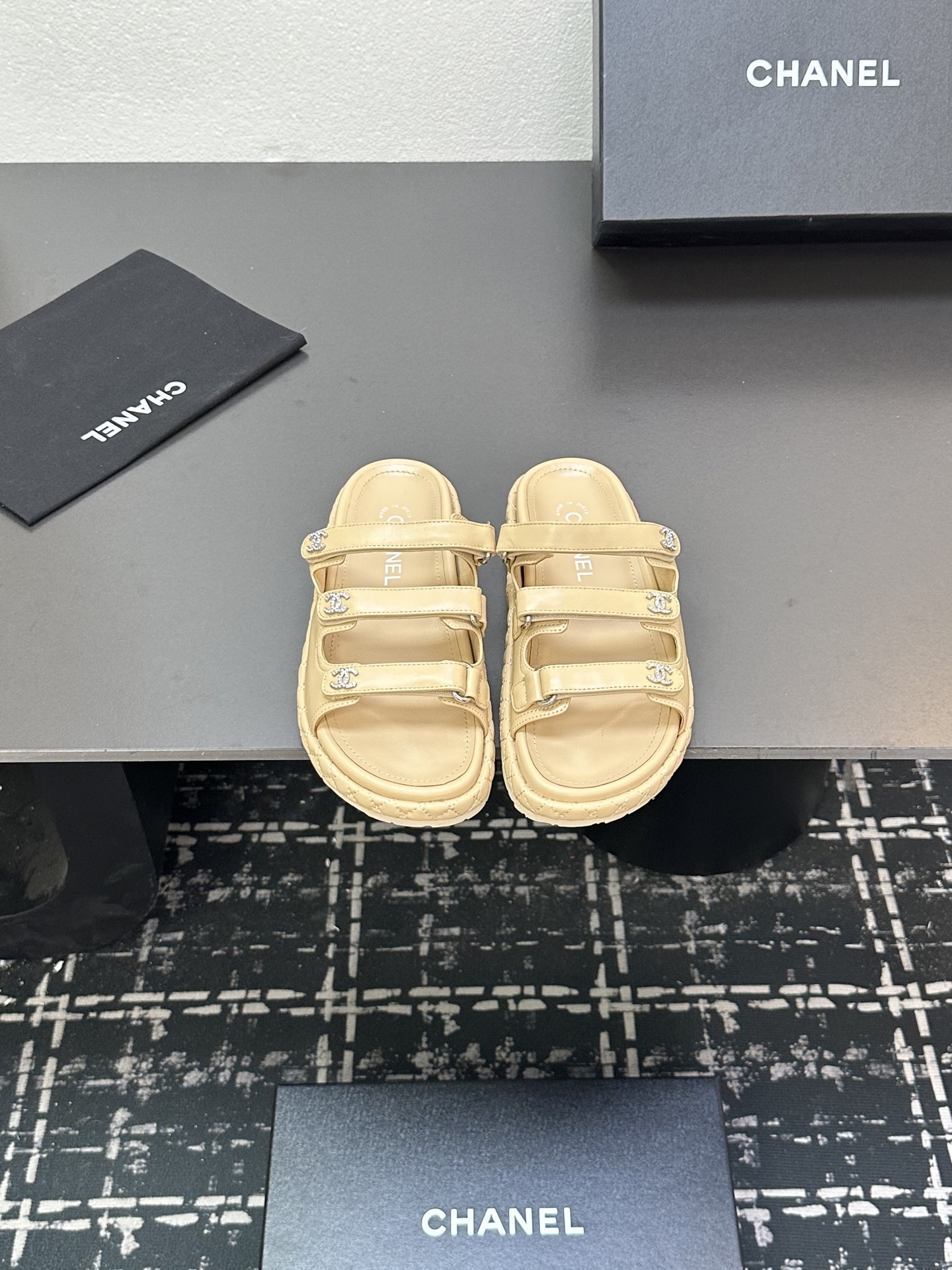 NO:407719,The latest fabrics for spring and summer 2025 - the counter mainly promotes Velcro beach sandals new color series ★★★★★ Many celebrities are here to watch, a versatile series that domestic and foreign bloggers are popular, a must-have for spring and summer wardrobe matching, the first choice for sandals. Upper imported super soft sheepskin inner lining: imported crystal sheepskin inner lining, large sole open mold custom rubber sole Shoe size: 35-39 (40, 41, 42 custom made without return and exchange) Delivery luxury latest counter synchronous packaging, slippers, sandals, slippers, sheepskin198609092025春夏最新面料——专柜主推魔术贴沙滩凉鞋新色系列上新 ★★★★★ 众多明星网红上脚,国内外博主刷爆的一个百搭系列,春夏衣橱搭配必备 凉鞋首选. 鞋面进口超柔羊皮  内里: 进口水晶羊皮内里 大底开模定制橡胶底 鞋码: 35-39（40、41、42定做不退换） 配送豪华最新专柜同步包装,拖鞋,sandals,slippers,sheepskin,Women's Shoes