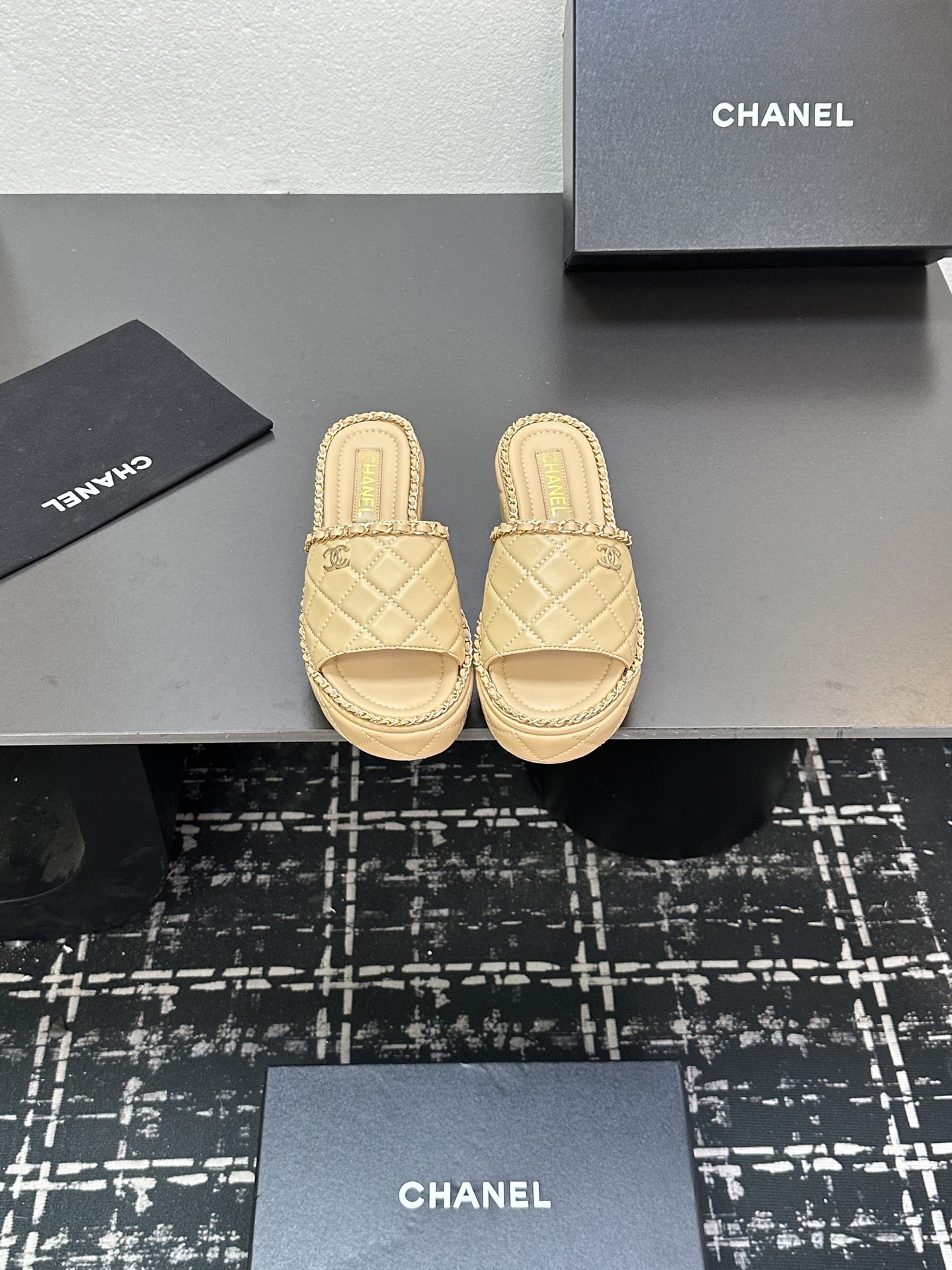 NO:407721,2025★★★★★★ Many celebrities are here to watch, a versatile series that domestic and foreign bloggers are popular with, a must-have for spring and summer wardrobe matching, the first choice for sandals. Diamond design exclusive to Xiangjia, upper sheepskin, inner lining: imported crystal sheepskin inner lining, original mold-open custom leather sole, shoe size: 35-39 (40, 41, custom-made, no return or exchange) Delivery luxury latest counter synchronous packaging, slippers, chanel, slippers, sheepskin198609092025★★★★★ 众多明星网红上脚,国内外博主刷爆的一个百搭系列,春夏衣橱搭配必备 凉拖首选.菱格设计香家专属 鞋面羊皮  内里: 进口水晶羊皮内里 大底原版开模定制真皮底 鞋码: 35-39（40、41、定做不退换） 配送豪华最新专柜同步包装,拖鞋,chanel,slippers,sheepskin,Women's Shoes