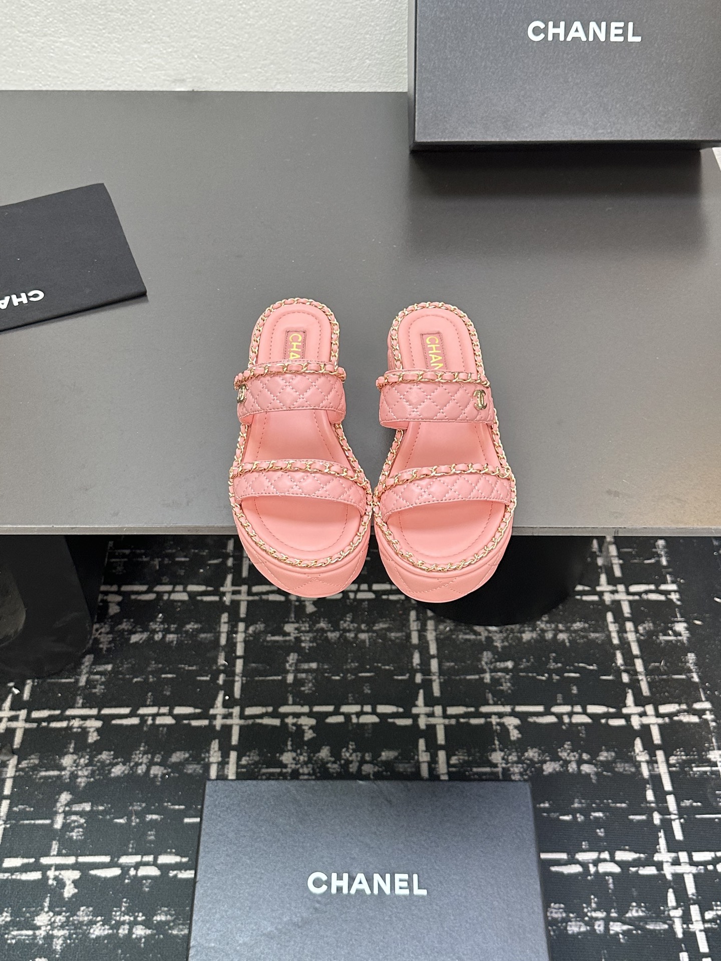 NO:407965,2025★★★★★★ Many celebrities are here to watch, a versatile series that domestic and foreign bloggers are popular with, a must-have for spring and summer wardrobe matching, the first choice for sandals. Diamond design exclusive to Xiangjia, upper sheepskin, inner lining: imported crystal sheepskin inner lining, original mold-open custom leather sole, shoe size: 35-39 (40, 41, custom-made, no return or exchange) Delivery luxury latest counter synchronous packaging, slippers, chanel, slippers, sheepskin198609092025★★★★★ 众多明星网红上脚,国内外博主刷爆的一个百搭系列,春夏衣橱搭配必备 凉拖首选.菱格设计香家专属 鞋面羊皮  内里: 进口水晶羊皮内里 大底原版开模定制真皮底 鞋码: 35-39（40、41、定做不退换） 配送豪华最新专柜同步包装,拖鞋,chanel,slippers,sheepskin,Women's Shoes