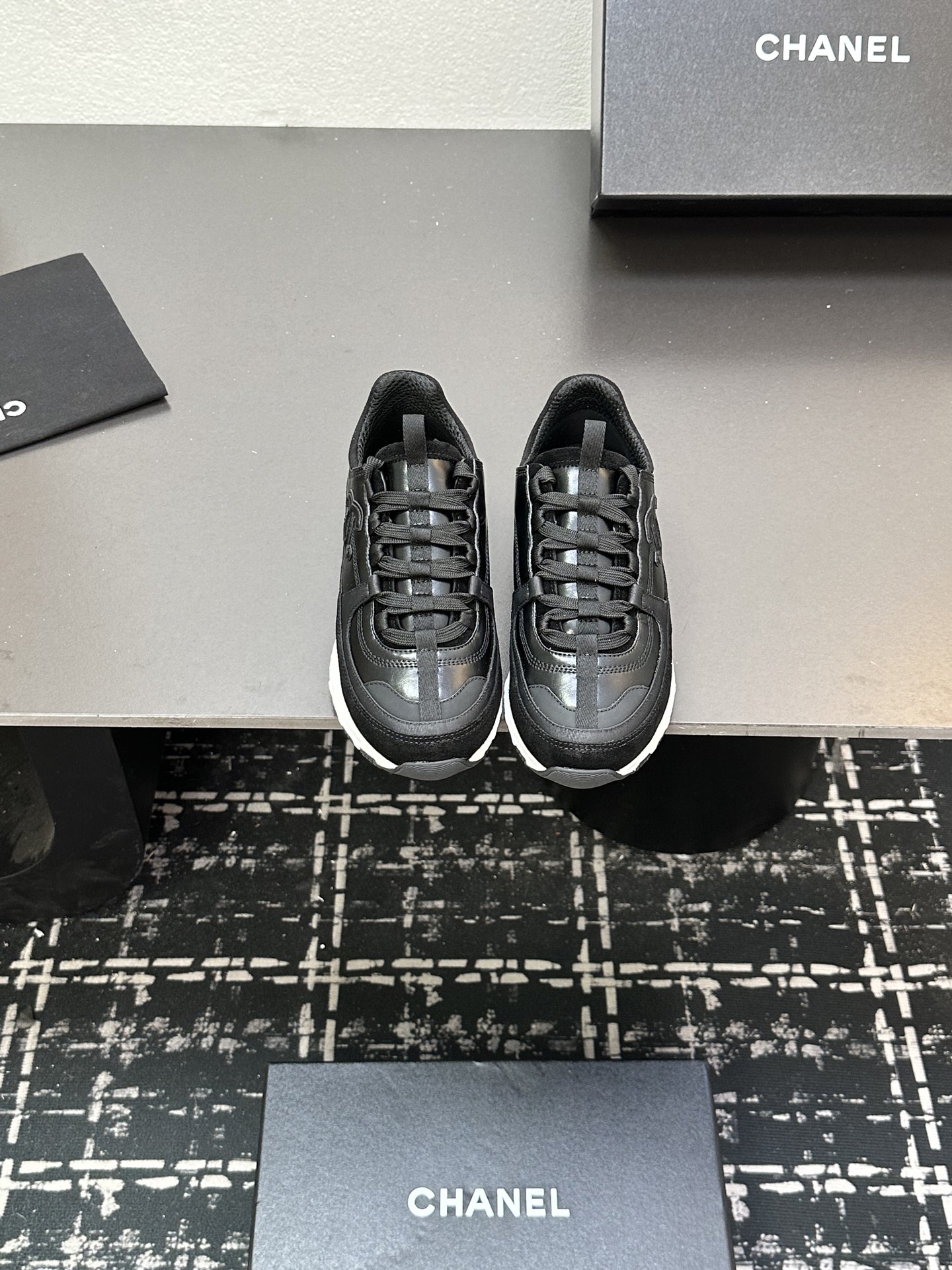 NO:407962,This version is a little better Chanel Panda Shoes!  Top casual sports shoes for the 2025 counter This classic design; the upper is crafted and electric embroidered style; the sole is fashionable and sporty; it is an extraordinary variety of color matching elements... The diversified mix and match is very beautiful and versatile, casual, fashionable, sports, and outdoors can be taken into account... Go material The upper is made of original imported silk cowhide + original tarp + original top cowhide The inner part is made of original sheepli + net Outsole based on original TPU combination sole The counter is made of high-quality packaging for women 35–41, dad shoes, chanel, chanel, sneakers, cowhide19860909这个版本好一点 Chanel香奈儿熊猫鞋！2025专柜顶级休闲款运动鞋 这款经典设计；鞋面多种工艺电绣的风格；大底却时尚运动；不平凡的拥入了多种配色元素…… 多元化混搭非常好看百搭,休闲,时尚,运动,户外都能兼顾…… Go 材料 鞋面采用 原版进口头层丝绸牛皮+原版防水布+原版头层牛皮 内里采用 原版羊里+网 大底根据 原版TPU组合大底 专柜精品包装全套女35–41,老爹鞋,chanel,chanel,sneakers,cowhide,Women's Shoes