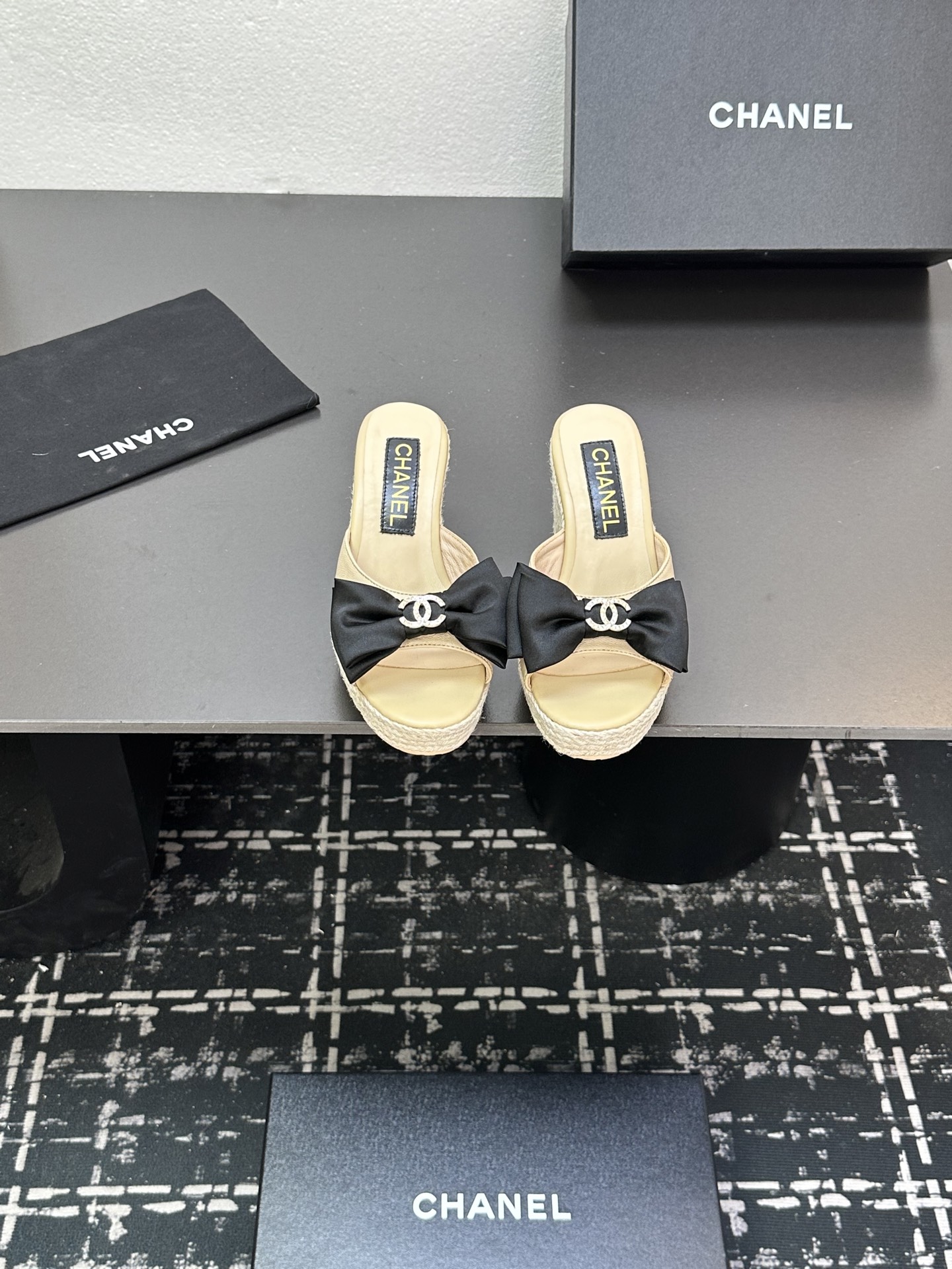 NO:407959,2025★★★★★★ Many celebrities are popular, a versatile series that domestic and foreign bloggers are popular. A must-have for spring and summer wardrobe matching. The first choice for sandals. Design Xiangjia exclusive upper sheepskin inner lining: imported crystal sheepskin inner lining, large sole original mold-open custom rubber sole Shoe size: 35-39 (40, 41, customized non-return and exchange) Delivery luxury latest counter synchronous packaging, slippers, chanel, slippers, sheepskin198609092025★★★★★ 众多明星网红上脚,国内外博主刷爆的一个百搭系列,春夏衣橱搭配必备 凉拖首选.设计香家专属 鞋面羊皮  内里: 进口水晶羊皮内里 大底原版开模定制橡胶底 鞋码: 35-39（40、41、定做不退换） 配送豪华最新专柜同步包装,拖鞋,chanel,slippers,sheepskin,Women's Shoes