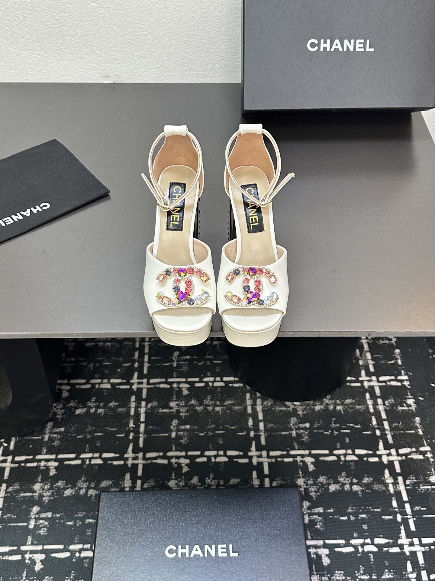 NO:407956,CHANEL Chanel Little Flavor Nightclub Color Diamond Square Heel High Heel Waterproof Platform with Simple Sandals Behind This is a blessing for short girls. It is both retro and fashionable and very versatile. It looks good with all kinds of socks. It becomes long legs in seconds. Thick-soled shoes make you look slim and tall. It is super proportional~ The upper is nibbled patent leather. The inner foot pads are all made of sheepskin. Italian imported cowhide. The front height is 4cm and the rear height is 11cm. Size35-39 (40/41/customized), high heels, chanel, chanel, sandals, high heels, cowhide, sheepskin, socks19860909CHANEL香奈儿小香风夜店彩钻粗跟方跟高跟防水台后带简约凉鞋 这款真的是矮个子美眉的福音 既复古又时髦而且很还百搭 搭配各种袜子穿都好看 秒变大长腿 厚底鞋 显瘦显高 超显比例的哦～ 鞋面牛漆皮 内里垫脚均为羊皮材质 意大利进口牛皮大底 前高4cm 后高11cm Size35-39（40/41/定制）,高跟鞋凉鞋,chanel,chanel,sandals,high heels,cowhide,sheepskin,socks,Women's Shoes