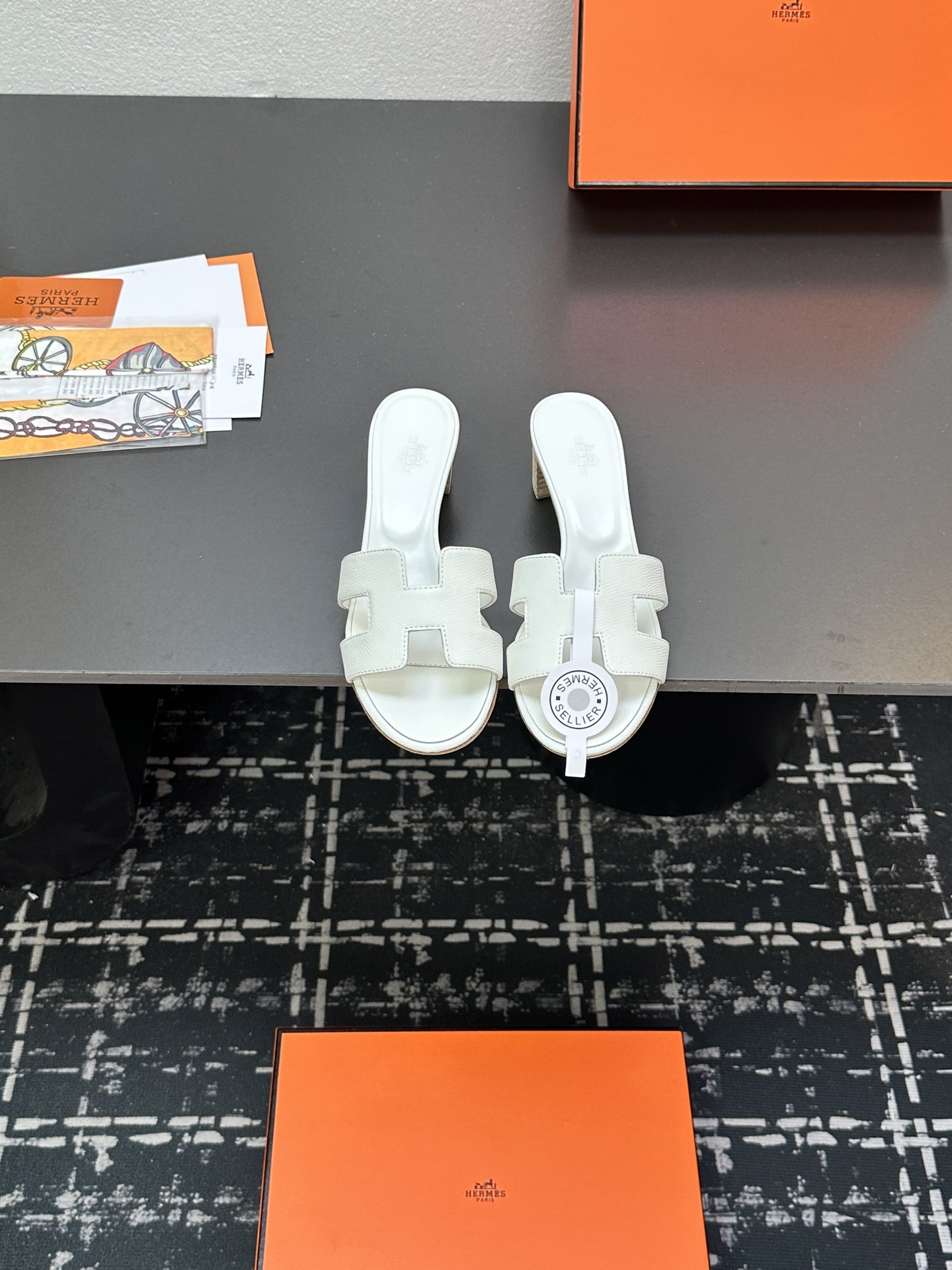 NO:407723,Top version HERMES Hermes, H-drag series, super good-looking!  The original shoes are made 1:1, top-level version, very comfortable and generous on the feet. The perfect combination of luxury goods that the big brand Mingming loves is the perfect combination of high-end and gorgeous, showing you the noble and extraordinary charm of life; with a custom silk scarf through special channels, the slippers are transformed into a vacation style. Upper material: high-end customized top-layer palm-patterned cowhide, inner footbed sheepskin, Italian leather outsole. Multi-color choice!  Number of sizes: 34-41 42 (34 41 42 custom made without return) with high-end custom packaging, high heels, hermes, hermes, high heels, slippers, cowhide, sheepskin, Leather soles19860909顶版 HERMES爱马仕,H拖系列,上脚颜值超高！原版鞋1:1制作,顶级版本,上脚非常舒服大方,大牌名明最爱的奢侈品高档华丽的完美结合一体,为你展现出高贵不凡的人生魅力；配上特殊渠道定制丝巾,拖鞋摇身一变度假风十足. 鞋面材质:高级定制头层手掌纹牛皮, 内里垫脚羊皮,意大利真皮大底.多色选择！ 码数:34-41 42(34 41 42订做不退换） 配高级定制整套包装,高跟鞋拖鞋,hermes,hermes,high heels,slippers,cowhide,sheepskin,Leather soles,Women's Shoes