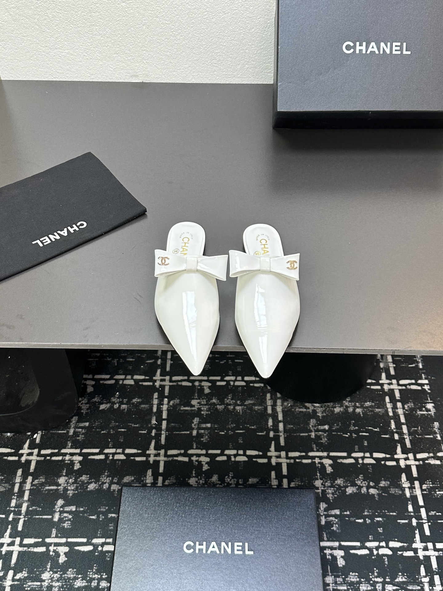 NO:407953,2025★★★★★★ Many celebrities are popular, a versatile series that domestic and foreign bloggers are popular. A must-have for spring and summer wardrobe matching. The first choice for sandals. Design exclusive to Xiangjia. Upper cowhide. Inner: imported crystal sheepskin inner lining. Original mold-open custom leather sole. Shoe size: 35-39 (40, 41, custom-made, no return or exchange) Delivery luxury latest counter synchronous packaging, semi-torch, chanel, cowhide, sheepskin198609092025★★★★★ 众多明星网红上脚,国内外博主刷爆的一个百搭系列,春夏衣橱搭配必备 凉拖首选.设计香家专属 鞋面牛皮  内里: 进口水晶羊皮内里 大底原版开模定制真皮底 鞋码: 35-39（40、41、定做不退换） 配送豪华最新专柜同步包装,半拖,chanel,cowhide,sheepskin,Women's Shoes