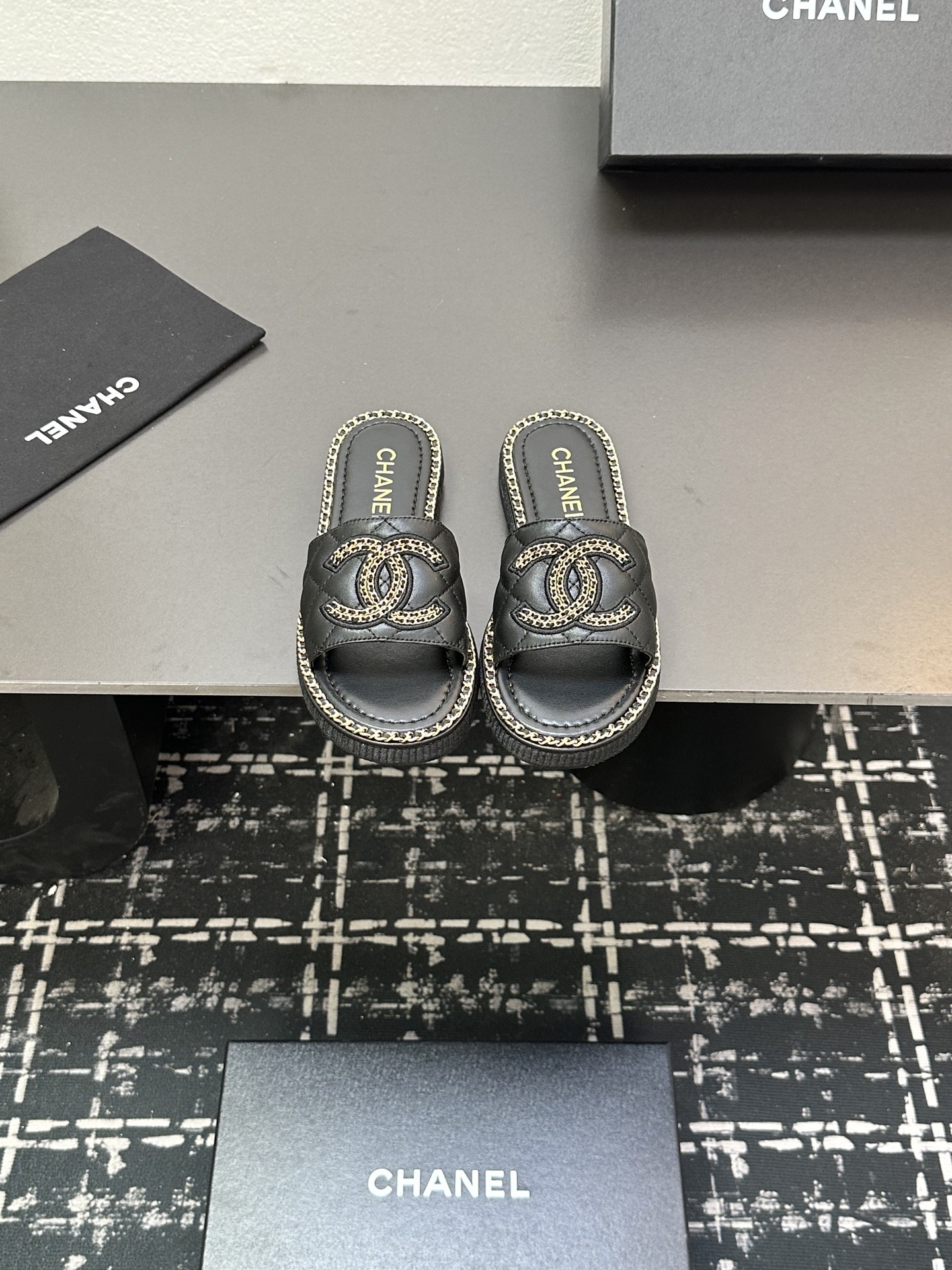 NO:407950,2025★★★★★★ Many celebrities are here to watch, a versatile series that domestic and foreign bloggers are popular with, a must-have for spring and summer wardrobe matching, the first choice for sandals. Diamond design exclusive to Xiangjia, upper sheepskin, inner lining: imported crystal sheepskin inner lining, original mold-open custom leather sole, shoe size: 35-39 (40, 41, custom-made, no return or exchange) Delivery luxury latest counter synchronous packaging, slippers, chanel, slippers, sheepskin198609092025★★★★★ 众多明星网红上脚,国内外博主刷爆的一个百搭系列,春夏衣橱搭配必备 凉拖首选.菱格设计香家专属 鞋面羊皮  内里: 进口水晶羊皮内里 大底原版开模定制真皮底 鞋码: 35-39（40、41、定做不退换） 配送豪华最新专柜同步包装,拖鞋,chanel,slippers,sheepskin,Women's Shoes