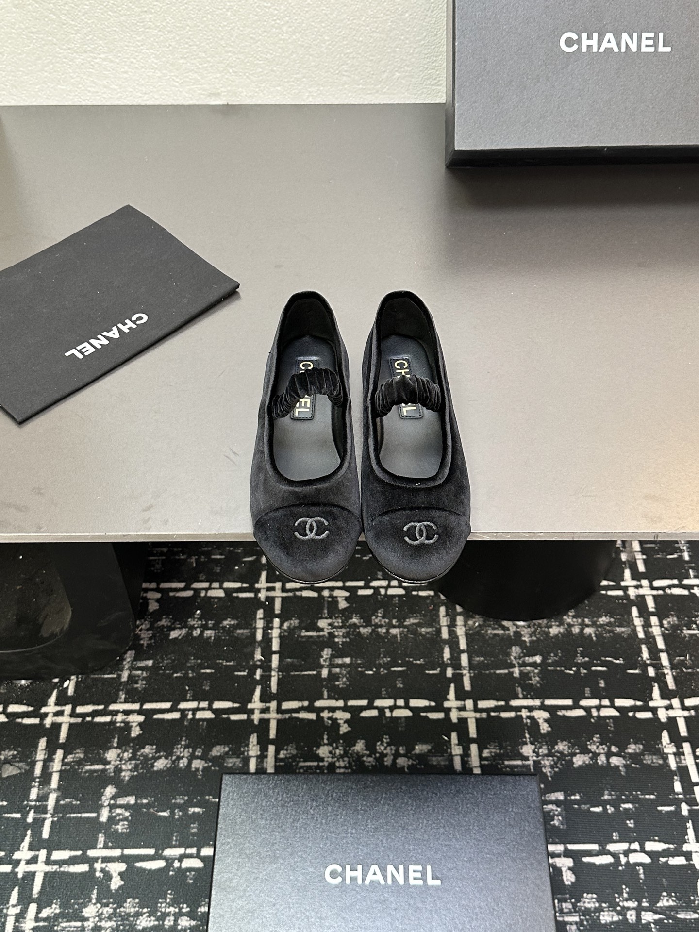 NO:407947,2025★★★★★★ Many celebrities are here to watch, a versatile series that domestic and foreign bloggers are popular with, a must-have for spring and summer wardrobe matching, the first choice for sandals. Design exclusive to Xiangjia, upper sheepskin (velvet) Living: imported crystal sheepskin inner lining, original mold-open custom leather sole, shoe size: 35-39 (40, 41, custom-made, no return or exchange) Delivery luxury latest counter synchronous packaging, single shoes, chanel, sheepskin198609092025★★★★★ 众多明星网红上脚,国内外博主刷爆的一个百搭系列,春夏衣橱搭配必备 凉拖首选.设计香家专属 鞋面羊皮（天鹅绒）  内里: 进口水晶羊皮内里 大底原版开模定制真皮底 鞋码: 35-39（40、41、定做不退换） 配送豪华最新专柜同步包装,单鞋,chanel,sheepskin,Women's Shoes