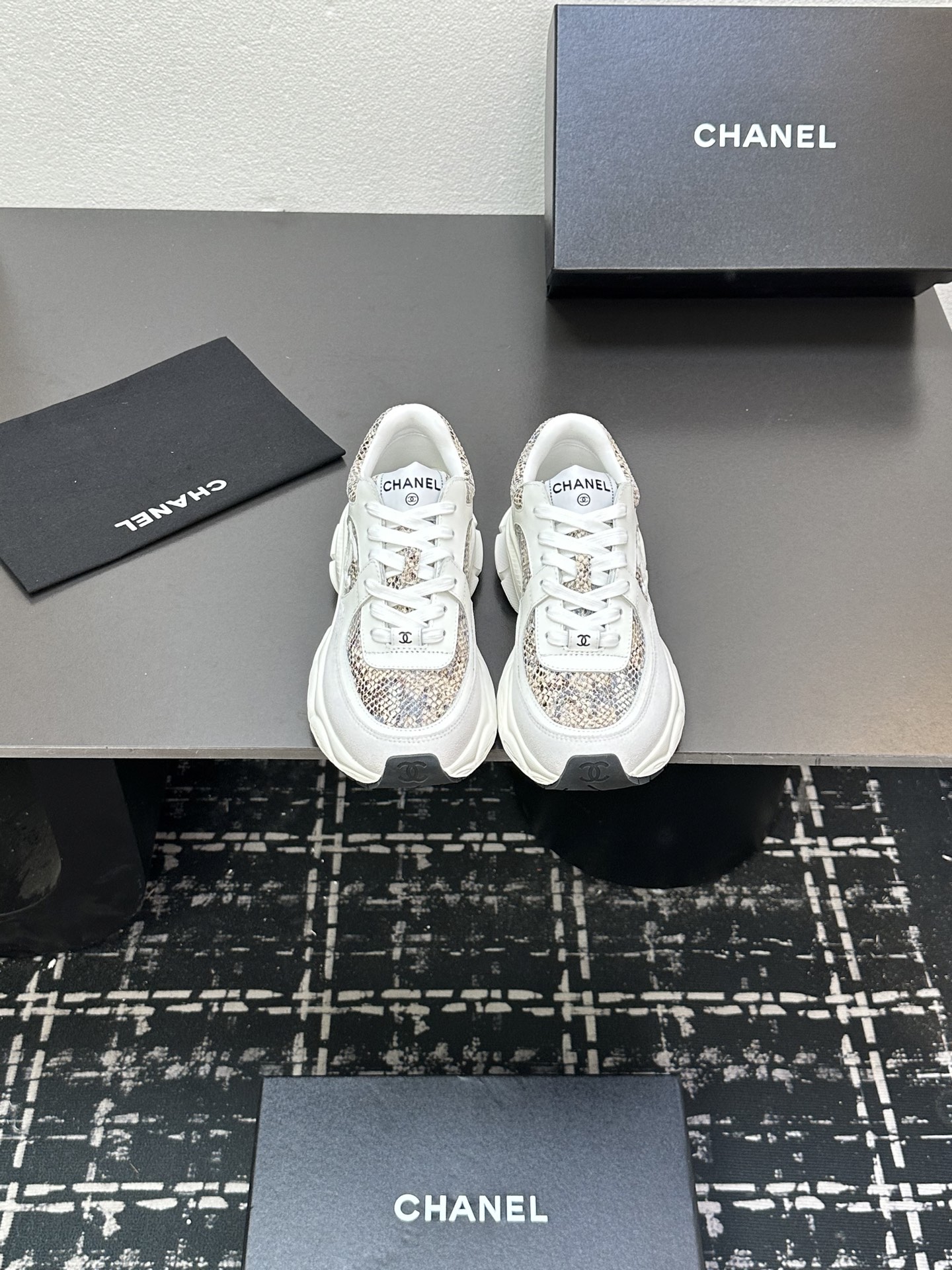 NO:408097,Chanel Chanel Panda Shoes!  Top casual sports shoes for the 2025 counter This classic design; the upper is crafted and electric embroidered style; the sole is fashionable and sporty; it is an extraordinary variety of color matching elements... The diversified mix and match is very beautiful and versatile, casual, fashionable, sports, and outdoors can be taken into account... Go material The upper is made of original imported silk cowhide + original tarp + original top cowhide The inner part is made of original sheepli + net Outsole based on original TPU combination sole The counter is made of high-quality packaging for women 35–41, dad shoes, chanel, chanel, sneakers, cowhide19860909Chanel香奈儿熊猫鞋！2025专柜顶级休闲款运动鞋 这款经典设计；鞋面多种工艺电绣的风格；大底却时尚运动；不平凡的拥入了多种配色元素…… 多元化混搭非常好看百搭,休闲,时尚,运动,户外都能兼顾…… Go 材料 鞋面采用 原版进口头层丝绸牛皮+原版防水布+原版头层牛皮 内里采用 原版羊里+网 大底根据 原版TPU组合大底 专柜精品包装全套女35–41,老爹鞋,chanel,chanel,sneakers,cowhide,Women's Shoes