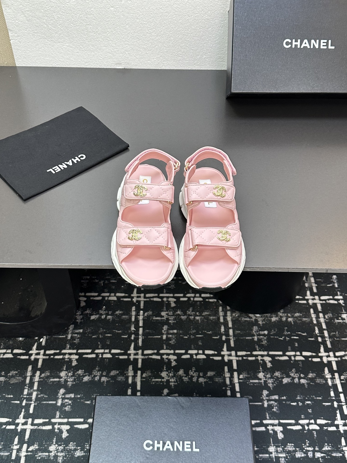 NO:408095,The latest fabrics for spring and summer 2025 - the main promotion of Velcro beach sandals new color series ★★★★★ Many celebrities are here to watch, a versatile series that domestic and foreign bloggers are popular, a must-have for spring and summer wardrobe matching, the first choice for sandals. Upper imported super soft sheepskin (silk) inner lining: imported crystal sheepskin inner lining, large sole mold custom tpu Shoe size: 35-39 (40, 41, custom made without return) Delivery luxury latest counter synchronous packaging, slippers sandals, sandals, slippers, sheepskin, silk fabric198609092025春夏最新面料——主推魔术贴沙滩凉鞋新色系列上新 ★★★★★ 众多明星网红上脚,国内外博主刷爆的一个百搭系列,春夏衣橱搭配必备 凉鞋首选. 鞋面进口超柔羊皮（绸缎）  内里: 进口水晶羊皮内里 大底开模定制tpu 鞋码: 35-39（40、41、定做不退换） 配送豪华最新专柜同步包装,拖鞋凉鞋,sandals,slippers,sheepskin,silk fabric,Women's Shoes