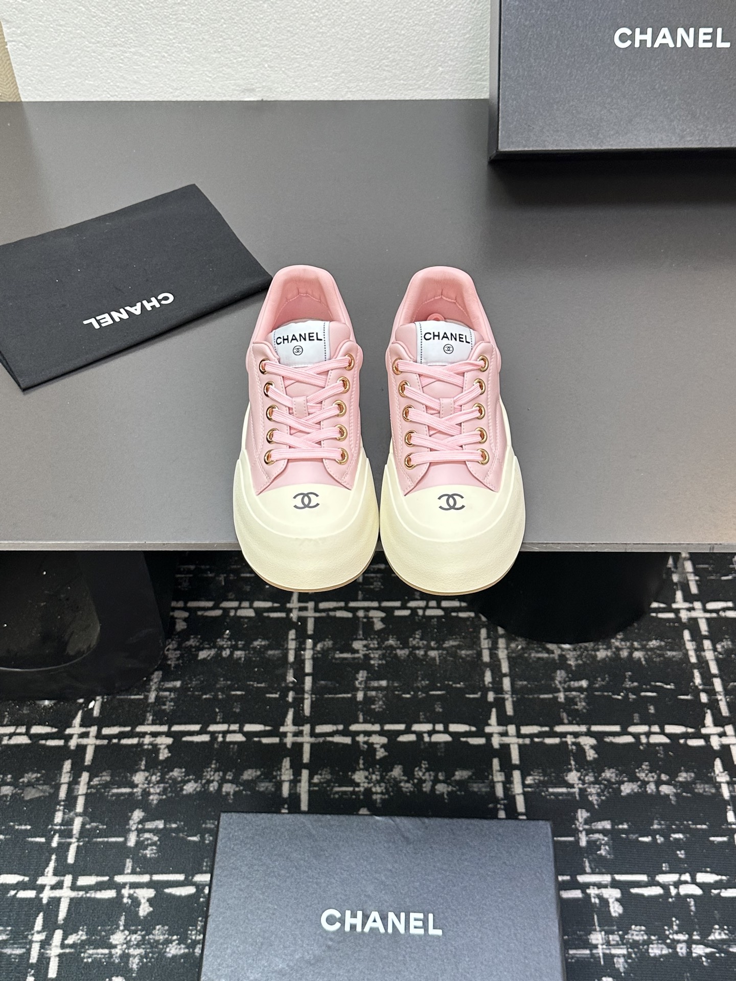 NO:408091,Chanel Chanel Panda Shoes!  Top casual sneakers for counter This classic design; the upper is made of electric embroidery styles; the sole is fashionable and sporty; it is an extraordinary variety of color matching elements... The diversified mix and match is very beautiful and versatile, casual, fashionable, sports, and outdoors can be taken into account... Go material The upper is made of original imported silk cowhide + original tarp + original top cowhide The inner part is made of original sheepli + net Outsole based on original TPU combination sole The counter is made of high-quality packaging for women 35–41 semi-travel shoes, casual shoes/sports shoes semi-travels, chanel, chanel, sneakers, cowhide19860909Chanel香奈儿熊猫鞋！专柜顶级休闲款运动鞋 这款经典设计；鞋面多种工艺电绣的风格；大底却时尚运动；不平凡的拥入了多种配色元素…… 多元化混搭非常好看百搭,休闲,时尚,运动,户外都能兼顾…… Go 材料 鞋面采用 原版进口头层丝绸牛皮+原版防水布+原版头层牛皮 内里采用 原版羊里+网 大底根据 原版TPU组合大底 专柜精品包装全套女35–41 半拖单鞋,休闲鞋/运动鞋半拖,chanel,chanel,sneakers,cowhide,Women's Shoes