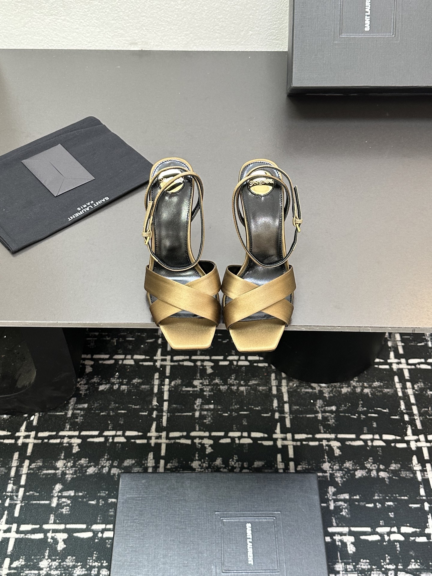 NO:408100,Top quality 2025 early spring new YSL Saint Laurent / Saint Laurent wedge silk cross-belt sandals —————————————————————————————————————————————————————————————————————————————————————————————————————————————————————————————————————————————————————————————————————————————————————————————————————————————————————————————————————————————————————————————————————————————————————————————————————————————————————————————————————————————————————————————————————————————————————————————————————————————————————————————————————————————————————————————————————————————————————————————19860909顶级品质 2025早春新款YSL Saint Laurent / 圣罗兰坡跟真丝交叉带 凉鞋 ———————————— YSL姐姐的美丽尤物高跟鞋 又是人间圣罗兰 Rose同款的小方头 高跟鞋化很好修饰脚型,奢华金属链 这几年SLP是在高跟鞋越来越懂女人了摒奔了防水台款的尴尬设计印象ysl绝美坡跟鱼嘴 鞋面真丝 鞋底真皮大底 跟高约10.5cm 码数35-41（40、41、定制不退不换）,高跟鞋凉鞋,loro piana,saint laurent,saint laurent,saint laurent,sandals,high heels,real silk,Leather soles,Women's Shoes