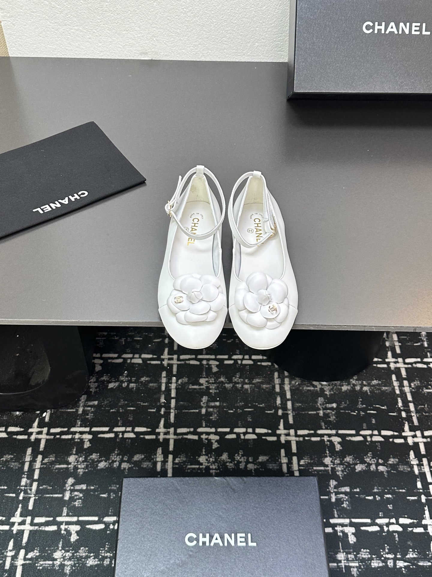 NO:421640,2025★★★★★★ Many celebrities are popular, a versatile series that domestic and foreign bloggers are popular. A must-have for spring and summer wardrobe matching. The first choice for sandals. Design exclusive to Xiangjia. Upper cowhide. Inner: imported crystal sheepskin inner lining. Large sole original molded leather sole. Shoe size: 35-39 (40, 41, customized, non-return and exchange) Delivery luxury latest counter synchronous packaging, single shoes, chanel, cowhide, sheepskin198609092025★★★★★ 众多明星网红上脚,国内外博主刷爆的一个百搭系列,春夏衣橱搭配必备 凉拖首选.设计香家专属 鞋面牛皮  内里: 进口水晶羊皮内里 大底原版开模真皮底 鞋码: 35-39（40、41、定做不退换） 配送豪华最新专柜同步包装,单鞋,chanel,cowhide,sheepskin,Women's Shoes