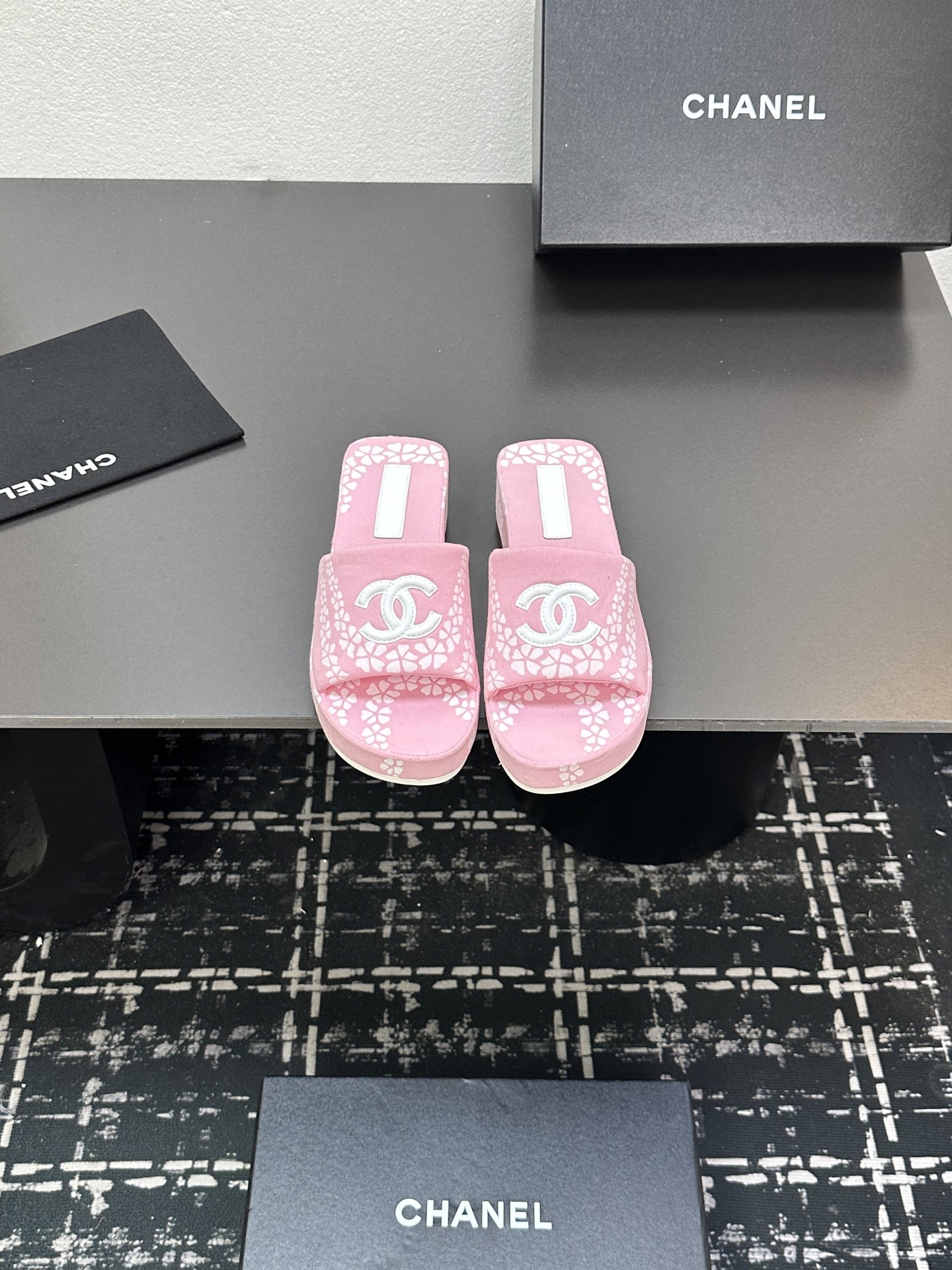 NO:409614,2025★★★★★★ Many celebrities are here to watch, a versatile series that domestic and foreign bloggers are popular. A must-have for spring and summer wardrobe matching. The first choice for sandals. Design exclusive to Xiangjia. Upper and satin. Lift: imported crystal sheepskin inner lining. Original mold-opening rubber sole. Shoe size: 35-39 (40, 41, customized, non-return and exchange) Delivery luxury latest counter synchronous packaging, slippers, chanel, slippers, sheepskin, silk fabric198609092025★★★★★ 众多明星网红上脚,国内外博主刷爆的一个百搭系列,春夏衣橱搭配必备 凉拖首选.设计香家专属 鞋面绸缎  内里: 进口水晶羊皮内里 大底原版开模定橡胶底 鞋码: 35-39（40、41、定做不退换） 配送豪华最新专柜同步包装,拖鞋,chanel,slippers,sheepskin,silk fabric,Women's Shoes