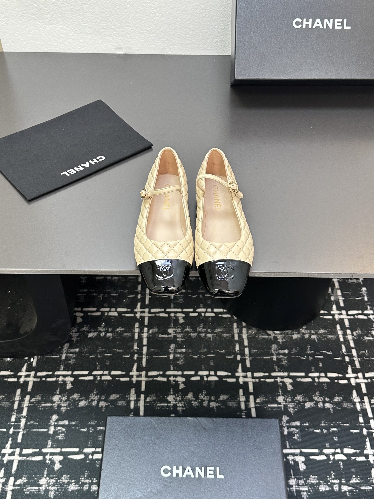 NO:409610,CHANEL｜Xiaoxiang's classic diamond Mary Zhen square-toe flat-sole single shoes. Love it at first sight. It's not an exaggeration~ This is probably Xiaoxiang's charm. She always understands girls. Although it looks very cold, it has a unique feeling with black stockings. It is the latest model this year. I have already arranged it before the counter is on~ I know you will definitely like it. It looks good on the feet. The round and pointed last is not picky about the shape of the feet. It looks slim when wearing wide and fat feet. And the lambskin splicing is very visually impactful. The inner is made of sheepskin material. It is hugely soft and comfortable~ Genuine leather soles Size35-39 (customized on 40/41), single shoes, chanel, mary jane, sheepskin, Leather soles19860909CHANEL｜小香经典菱格玛丽珍方头平底单鞋 对它一见钟情 不夸张哦～ 这大概就是小香的魅力 总是很懂女生 虽然看上去很冷但配上黑丝袜特有感觉 是今年的最新款来着 专柜还没上我就已经着手安排啦～ 知道你们一定会喜欢 上脚也确实好看 圆尖的楦头对脚型完全不挑 宽胖脚穿也显瘦 而且小羊皮拼接 视觉上很有冲击感 内里是羊皮材质 巨柔软巨舒服哦～ 真皮大底 Size35-39（40/41定制）,单鞋,chanel,mary jane,sheepskin,Leather soles,Women's Shoes