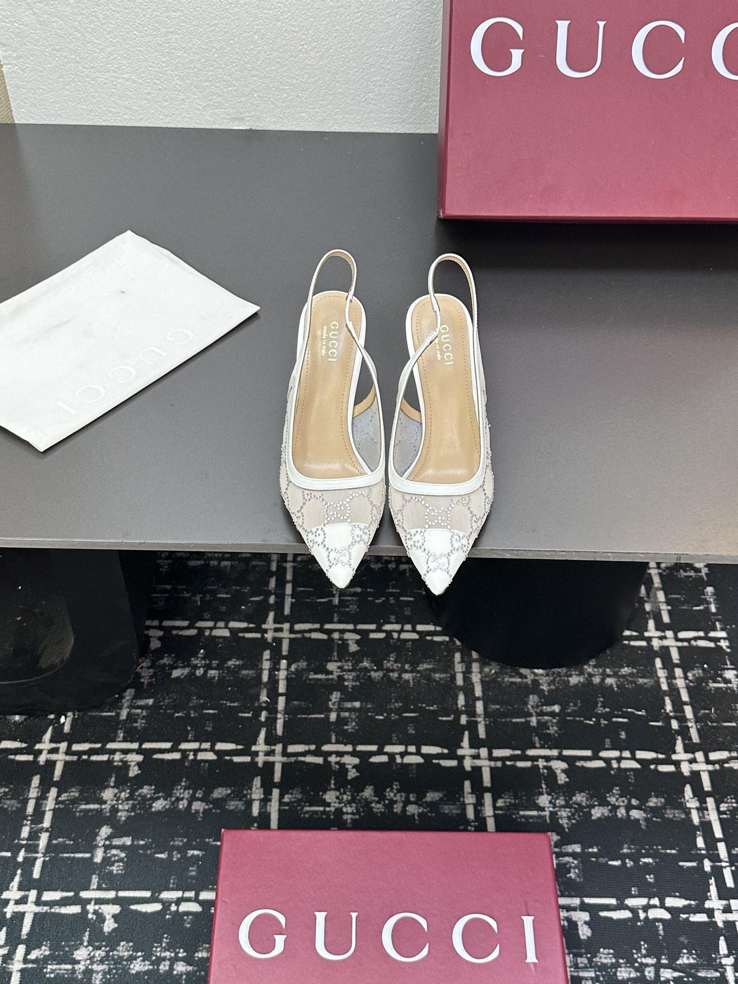 NO:408089,2025 Early Spring GUCCI Horse Bed Cat Heel Pointed Sandals Mesh Hot Diamond As an outstanding representative of Gucci design inheritance, Jordaan series of horse bits loafers vividly demonstrate the classic and elegant style. This shoe uses the brand's iconic letter pattern canvas, creating a timeless classic. The shoe is soft and has a delicate and smooth silhouette, showing the elegance of everyday. The upper is imported silk iron diamond, the inner/foot-cushion high-end lambskin sole, the sole, the top genuine leather sole, the heel height of 8.5cm, the size is 35-39 (41/40/custom-made non-return and exchange), high heels sandals, gucci, loafers, sandals, high heels, sheepskin, real silk198609092025早春GUCCI马衔扣猫跟尖头凉鞋网纱烫钻 作为Gucci设计传承的杰出代表,Jordaan系列饰马衔扣乐福鞋生动彰显经典优雅格调.这款鞋履采用品牌标志性字母图案帆布,成就隽永经典.这款鞋履材质柔软,廓形精致流畅,彰显日常优雅风范 鞋面进口真丝烫钻 内里/垫脚高档小羊皮 鞋底意大利顶级真皮底 跟高8.5cm 配码35-39（41/40/定做不退换）,高跟鞋凉鞋,gucci,loafers,sandals,high heels,sheepskin,real silk,Women's Shoes