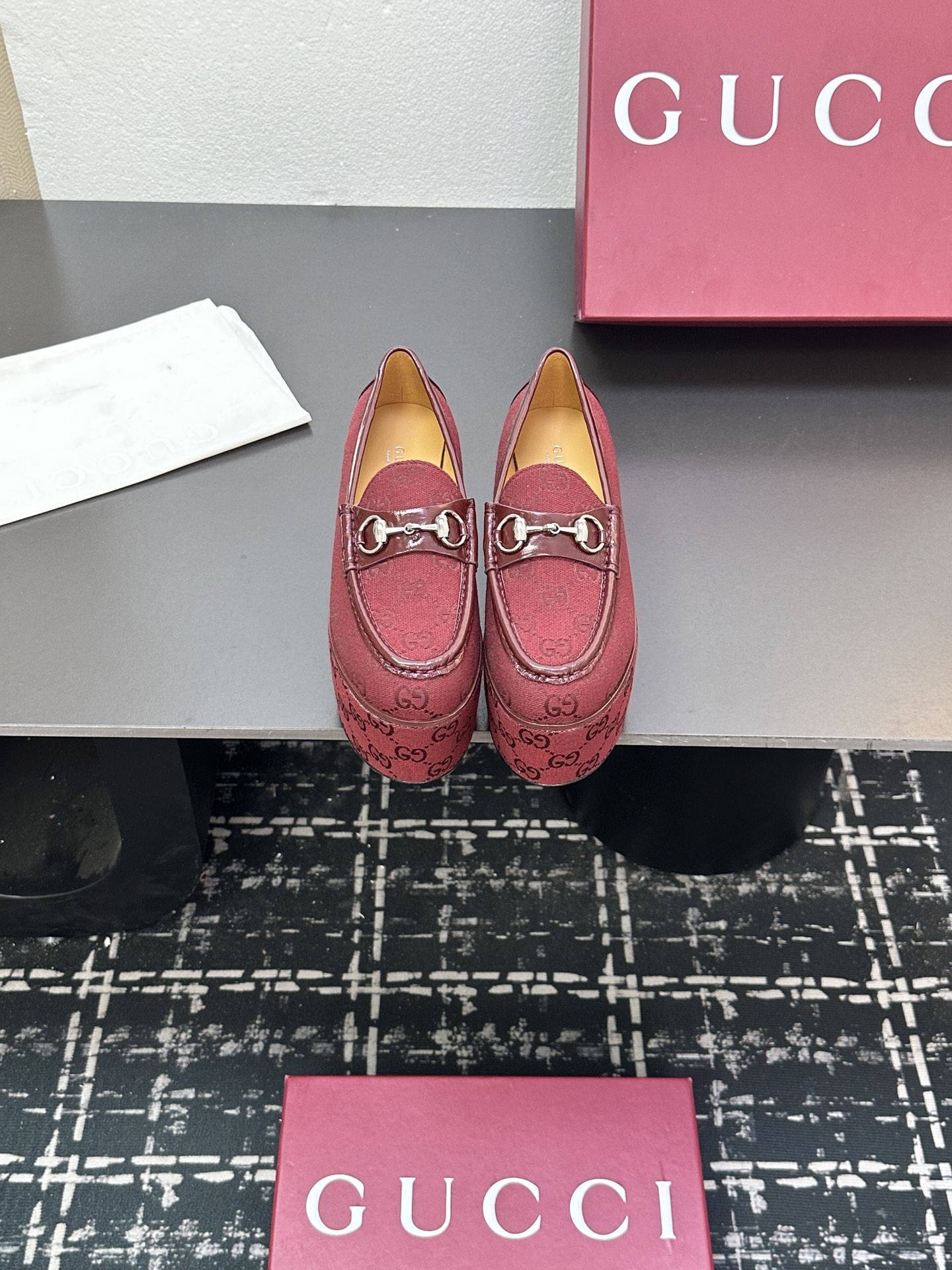 NO:408086,Gucci | Gucci 25 G Home’s main series has finally been released, and the ruthless product is worth looking forward to!  Original classics create new designs BS2025 spring and summer new products Gucci new horse-bit loafers, sponge cake shoes, single shoes purchasing level!  Full of high-end feeling!  It is a popular model for bloggers at home and abroad. It is retro and fashionable, with simple dressing and beautiful appearance!  The official website is mainly promoted, new colors continue to be updated, upper, original specific GG canvas, inner lining: imported mixed-bred sheepskin, outsole, Italian leather outsole, sole height 8.5cm/front water table 6.5cm Shoe size: 35-39 (40, 41 can be determined), loafers, gucci, gucci, gucci, loafers, sheepskin, Leather soles19860909Gucci | 古驰25  G家 主打系列终于面世,狠货值得期待！原有的经典 创造新设计 BS2025春夏新品 古驰新款马衔扣乐福鞋松糕鞋单鞋代购级别！高级感十足！国内外博主刷爆的一款,复古又时髦 穿搭简便 上脚美炸了！官网主推,新色持续更新 鞋面 原版特定制GG帆布 内里: 进口混种羊皮里 大底意大利真皮大底 底高8.5cm/前水台6.5cm 鞋码: 35-39（40、41可定）,乐福鞋,gucci,gucci,gucci,loafers,sheepskin,Leather soles,Women's Shoes