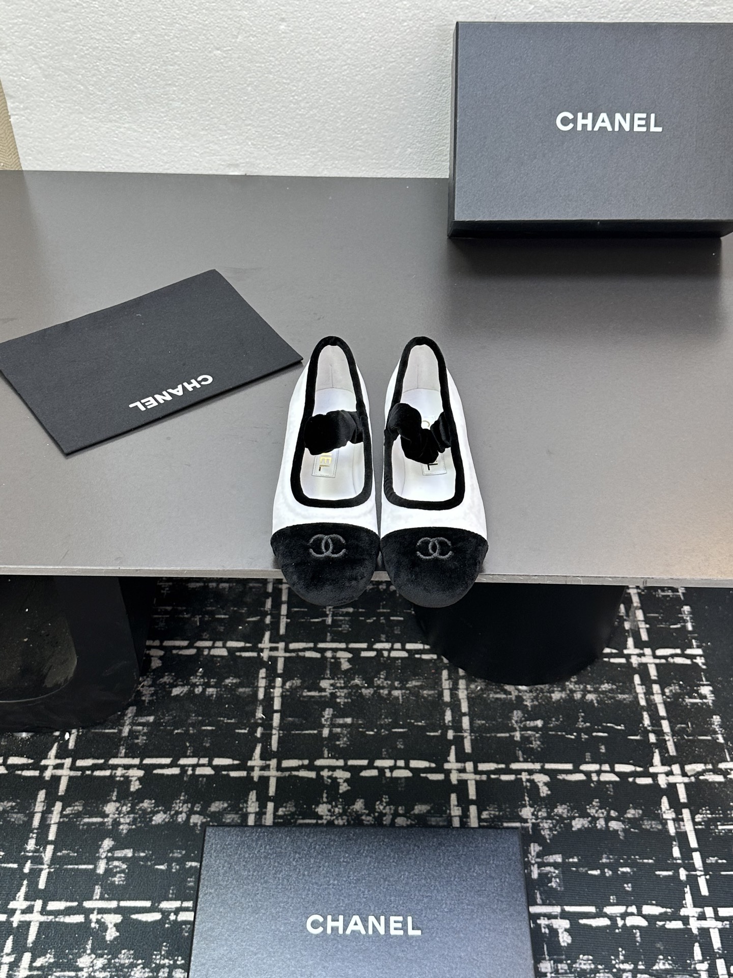 NO:408251,2025★★★★★★ Many celebrities are here to watch, a versatile series that domestic and foreign bloggers are popular with, a must-have for spring and summer wardrobe matching, the first choice for sandals. Design exclusive to Xiangjia, upper sheepskin velvet, inner lining: imported crystal sheepskin lining, original molded leather sole, shoe size: 35-39 (40, 41, customized, non-return and exchange) with luxurious latest counter synchronous packaging, single shoes, chanel, sheepskin198609092025★★★★★ 众多明星网红上脚,国内外博主刷爆的一个百搭系列,春夏衣橱搭配必备 凉拖首选.设计香家专属 鞋面羊皮天鹅绒  内里: 进口水晶羊皮内里 大底原版开模真皮底 鞋码: 35-39（40、41、定做不退换） 配豪华最新专柜同步包装,单鞋,chanel,sheepskin,Women's Shoes