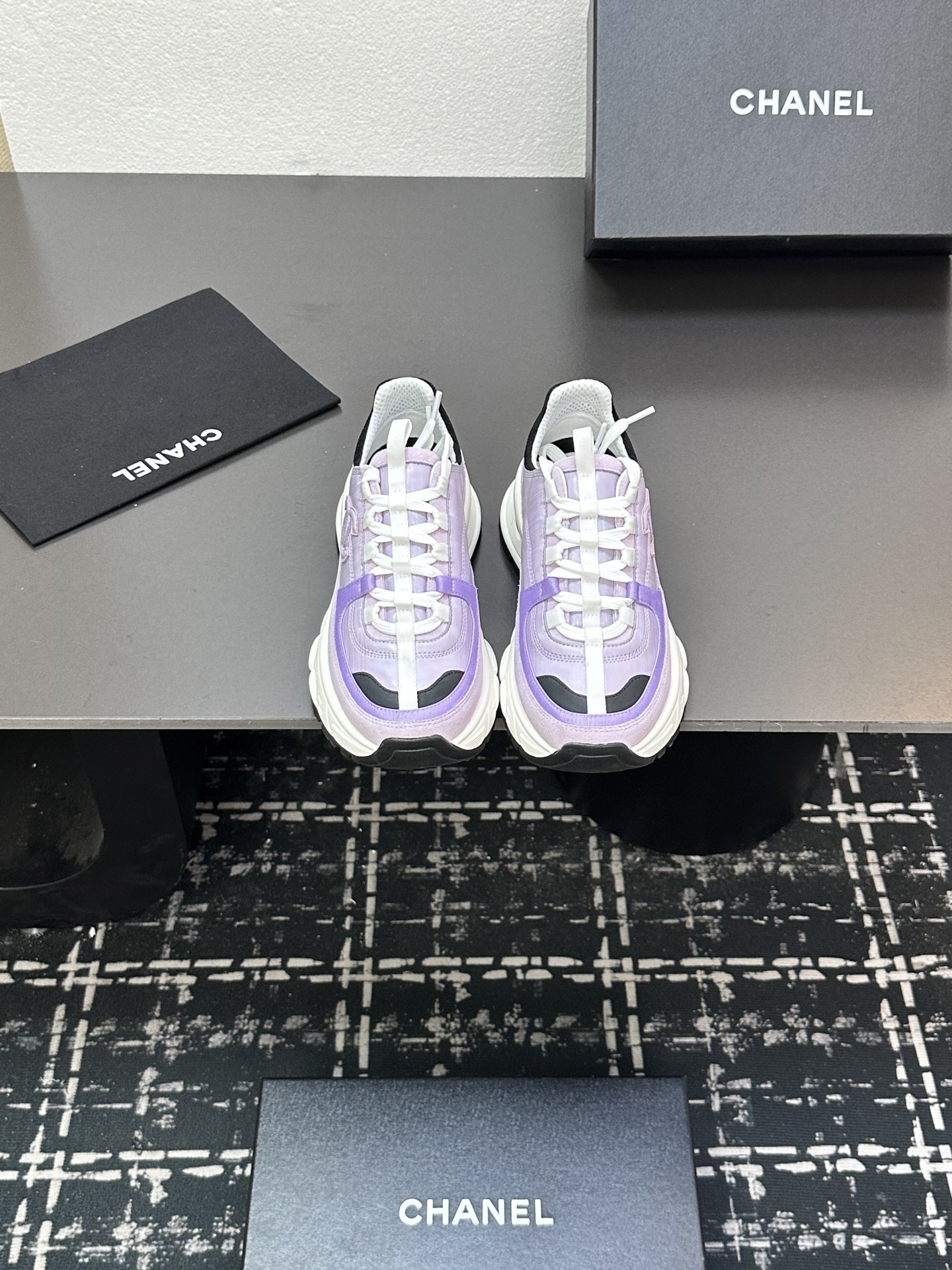 NO:409608,Chanel Chanel Panda Shoes!  Top casual sports shoes for the 2025 counter This classic design; the upper is crafted and electric embroidered style; the sole is fashionable and sporty; it is an extraordinary variety of color matching elements... The diversified mix and match is very beautiful and versatile, casual, fashionable, sports, and outdoors can be taken into account... Go material The upper is made of original imported silk cowhide + original tarp + original top cowhide The inner part is made of original sheepli + net Outsole based on original TPU combination sole The counter is made of high-quality packaging for women 35–41, dad shoes, chanel, chanel, sneakers, cowhide19860909Chanel香奈儿熊猫鞋！2025专柜顶级休闲款运动鞋 这款经典设计；鞋面多种工艺电绣的风格；大底却时尚运动；不平凡的拥入了多种配色元素…… 多元化混搭非常好看百搭,休闲,时尚,运动,户外都能兼顾…… Go 材料 鞋面采用 原版进口头层丝绸牛皮+原版防水布+原版头层牛皮 内里采用 原版羊里+网 大底根据 原版TPU组合大底 专柜精品包装全套女35–41,老爹鞋,chanel,chanel,sneakers,cowhide,Women's Shoes