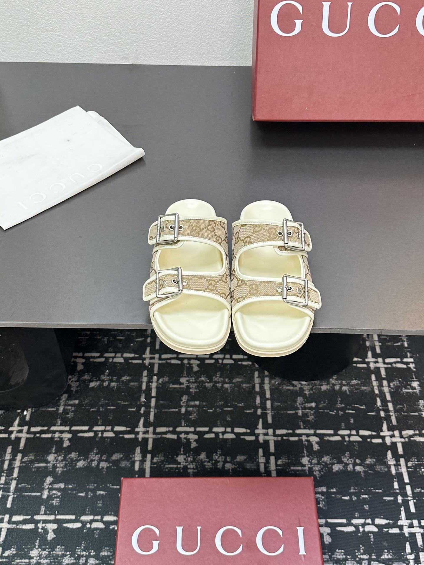 NO:408255,Top version 2025 counter synchronizes spring and summer new Gucci 25S spring and summer new double G fabric beach double buckle thick-soled slippers G home reflects the sense of high-end, always convinces the capital. It looks quite simple style, but it is inexplicably high-end on the feet. It is very sexy and allows you to easily match it. The upper is made of original fabric and imported sheepskin. Original logo rubber sole. Size35-39 (customized on 40/41), slippers, gucci, gucci, slippers, sheepskin19860909顶级版本 2025专柜同步春夏新款Gucci 25S春夏新品双G布料沙滩双扣厚底拖鞋 G家在体现高级感这块 总让人大写的服气 看起来蛮简单的款式 但上脚就莫名很高阶 非常性感 让你轻松搭配尽显各种风格 鞋面采用原版布面 内里采用进口羊皮 原版logo橡胶底 Size35-39（40/41定制）,拖鞋,gucci,gucci,slippers,sheepskin,Women's Shoes