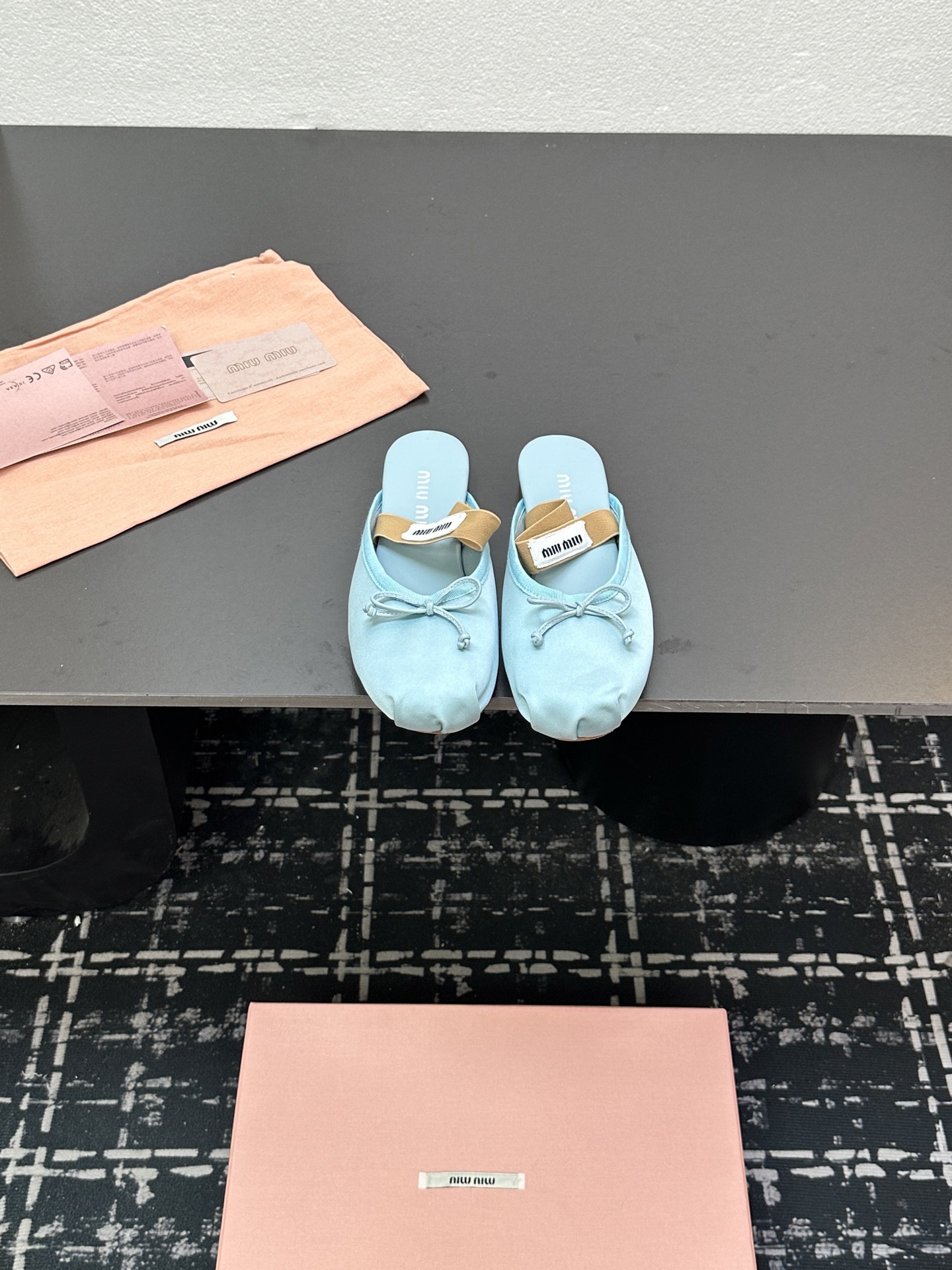 NO:408253,Miu Miu Miu Fairy Ballet Flat-Soled Lazy Muller Half-Travel Bow Elastic Ballet Flats debuted at the fashion show, reinvigorating the iconic style of the MiuMiu series. The unique design is accompanied by a bow and a logo-shaped elastic band to show off the soft style. This pair of ballet shoes is simply poisonous, and the more you look at it, the more you like it, it is not nonsense. The bow embellishment of the toe is a magical skill!  It won't overshadow the audience, but it adds a lot of cute girlish feel to these shoes!  The large U-neck design embosses the ankle lines so slender that the whole person looks tall and elegant. Whether it is matched with a fairy skirt or a casual pair of jeans, it can look very fashionable and beautiful. This is the charm of Miu's home. The upper fabric, Hangzhou silk or sheepskin, the skin-friendly mixed goat leather material is soft and sheepskin touch. Even if you wear naked feet, there is no pressure. Everyone will understand the overall softness of the shoes when you receive the goods!  Outsole adopts genuine leather sole imported from Italy Size35-40 (40 custom made without return and exchange), semi-torque, miumiu, flats, skirts, jeans, sheepskin19860909Miu Miu缪缪仙女芭蕾舞平底懒人穆勒半拖蝴蝶结松紧带 芭蕾平底鞋亮相时装秀,焕新演绎MiuMiu系列标志性的风格. 别致的设计伴以蝴蝶结与带徽标的弹力带,展露柔美风情.这双芭蕾舞鞋简直有毒,越看越中意真不是瞎说的. 鞋头的蝴蝶结点缀是妙笔神功！不会喧宾夺主 但又为这双鞋增添了不少可爱少女感！ 大U口设计将脚踝线条修饰得好纤细让整个人看起来高挑又优雅 不管是搭配仙仙的裙子 还是随意穿一条牛仔裤 就能非常洋气好看 这就是miu家的魅力. 鞋面面料 杭州丝绸或羊皮 内里缝合亲肤的混种山羊皮料柔嫩的羊皮触感 哪怕裸脚穿 都毫无压力 鞋子整体的柔软度大家收到货就明白了！ 大底采用意大利进口真皮鞋底 Size35-40（40定制不退换）,半拖,miumiu,flats,skirts,jeans,sheepskin,Women's Shoes