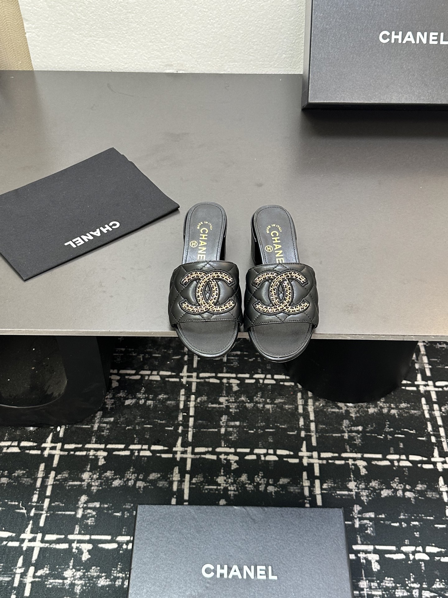 NO:414798,2025★★★★★★ Many celebrities are here to watch, a versatile series that domestic and foreign bloggers are popular. A must-have for spring and summer wardrobe matching. The first choice for sandals. Design exclusive to Xiangjia. Upper sheepskin. Inner: imported crystal sheepskin inner lining. Large sole original molded leather sole. Shoe size: 35-39 (40, 41, customized, non-return and exchange) Delivery luxury latest counter synchronous packaging, high heels, slippers, sheepskin198609092025★★★★★ 众多明星网红上脚,国内外博主刷爆的一个百搭系列,春夏衣橱搭配必备 凉拖首选.设计香家专属 鞋面羊皮  内里: 进口水晶羊皮内里 大底原版开模真皮底 鞋码: 35-39（40、41、定做不退换） 配送豪华最新专柜同步包装,高跟鞋拖鞋,chanel,high heels,slippers,sheepskin,Women's Shoes