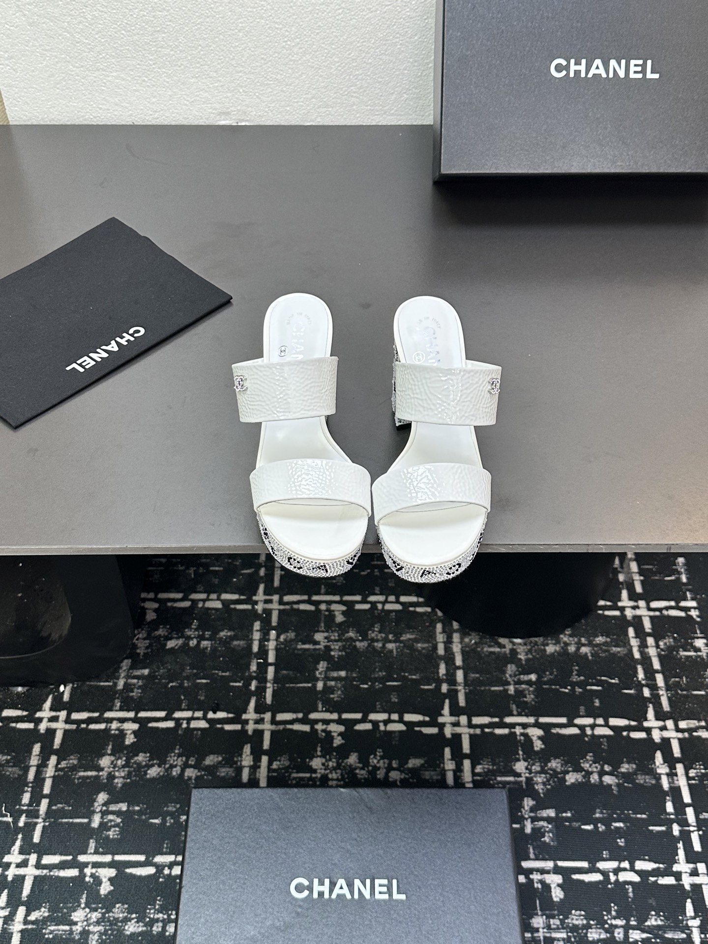 NO:415767,2025★★★★★★ Many celebrities are popular, a versatile series that domestic and foreign bloggers are popular. A must-have for spring and summer wardrobe matching. The first choice for sandals. Design Xiangjia exclusive upper patent leather lining: imported crystal sheepskin lining, large sole original molded leather sole Shoe size: 35-39 (40, 41, customized, non-return and exchange) Delivery luxury latest counter synchronous packaging, high heels, slippers, sheepskin198609092025★★★★★ 众多明星网红上脚,国内外博主刷爆的一个百搭系列,春夏衣橱搭配必备 凉拖首选.设计香家专属 鞋面漆皮  内里: 进口水晶羊皮内里 大底原版开模真皮底 鞋码: 35-39（40、41、定做不退换） 配送豪华最新专柜同步包装,高跟鞋拖鞋,chanel,high heels,slippers,sheepskin,Women's Shoes