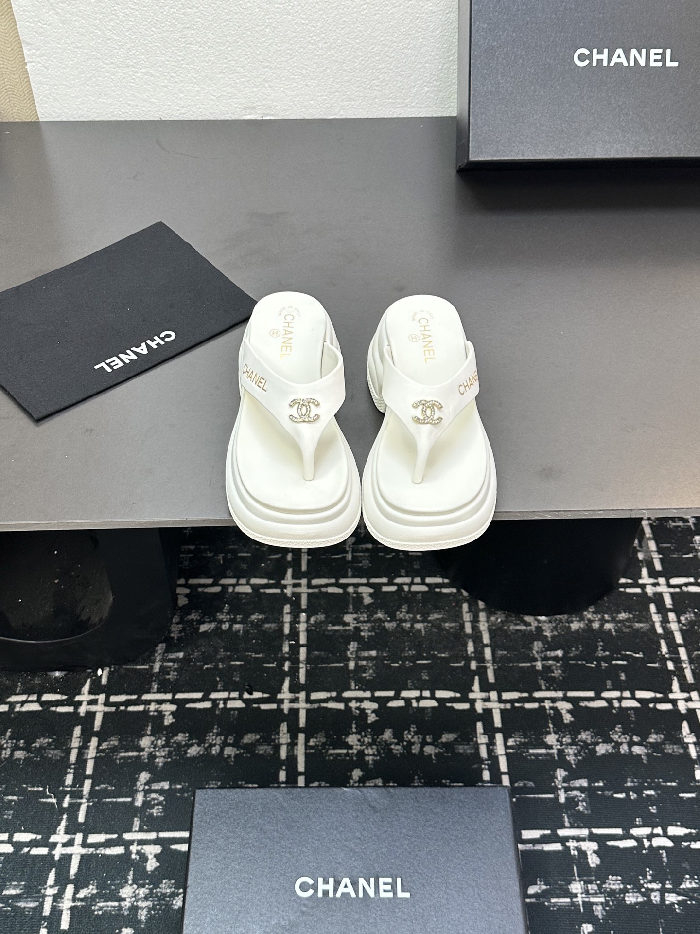 NO:414986,2025★★★★★★ Many celebrities are popular, a versatile series that domestic and foreign bloggers are popular. A must-have for spring and summer wardrobe matching. The first choice for sandals. Design exclusive to Xiangjia. Upper sheepskin inner lining: imported crystal sheepskin inner lining, large sole original mold opening tpu shoe size: 35-39 (40, 41, customized, non-return and exchange) Delivery luxury latest counter synchronous packaging, split-toe shoes, chanel, sheepskin198609092025★★★★★ 众多明星网红上脚,国内外博主刷爆的一个百搭系列,春夏衣橱搭配必备 凉拖首选.设计香家专属 鞋面羊皮  内里: 进口水晶羊皮内里 大底原版开模tpu 鞋码: 35-39（40、41、定做不退换） 配送豪华最新专柜同步包装,分趾鞋,chanel,sheepskin,Women's Shoes