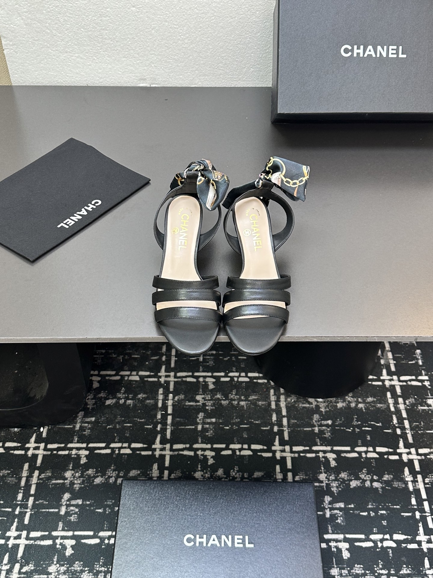 NO:415759,2025★★★★★★ Many celebrities are here to watch, a versatile series that domestic and foreign bloggers are popular with, a must-have for spring and summer wardrobe matching, the first choice for sandals. Diamond design exclusive to the fragrant family, upper sheepskin lining: imported crystal sheepskin lining, original mold-open custom leather sole, shoe size: 35-39 (40, 41, custom-made, no return or exchange) Delivery luxury latest counter synchronous packaging, sandals, chanel, sandals, sheepskin, Leather soles198609092025★★★★★ 众多明星网红上脚,国内外博主刷爆的一个百搭系列,春夏衣橱搭配必备 凉拖首选.菱格设计香家专属 鞋面羊皮  内里: 进口水晶羊皮内里 大底原版开模定制真皮大底 鞋码: 35-39（40、41、定做不退换） 配送豪华最新专柜同步包装,凉鞋,chanel,sandals,sheepskin,Leather soles,Women's Shoes