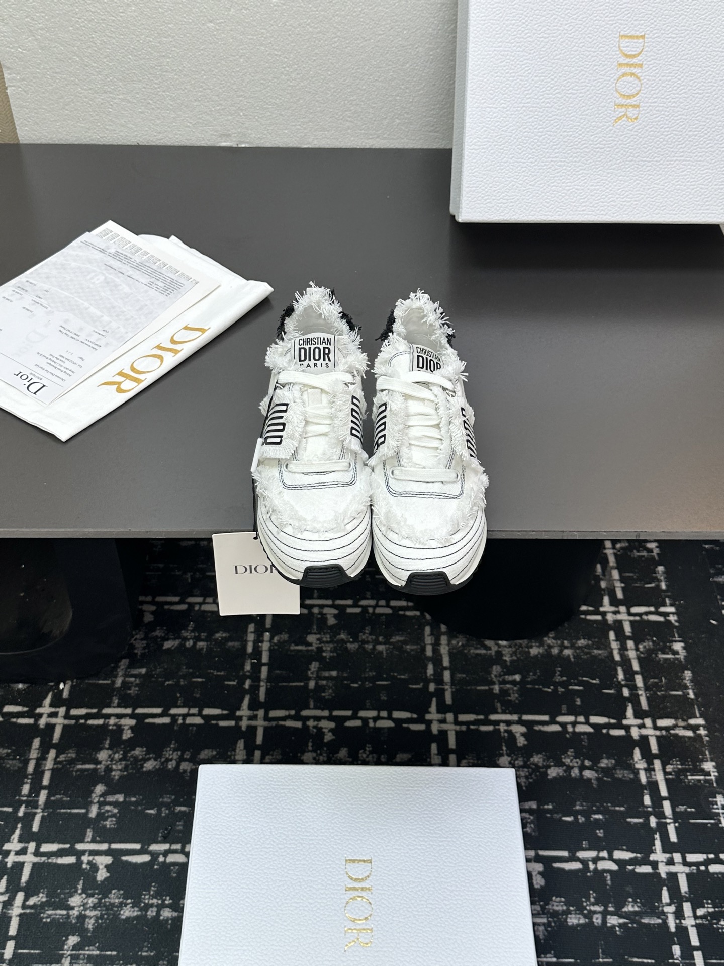 NO:409567,High-version. Original purchase and development Heavy industry model h or This Dior Vibe flat-sole casual shoes incorporates Dior classic elements style low-top casual flat-sole trendy shoes and shoes are carefully crafted. The sides are decorated with the same color CD Diamond pattern canvas inserts. CD Logo styled two-color Lucky Star rubber sole, tongue and upper are decorated with special details. Heavy industry canvas hand-teared cloth strips. This highlights the luxury of this shoe. Makes the style more refined. Improves comfort and support. Flat sole matches the feet. Fashionable and versatile, which can add luster to various shapes. Original custom CD canvas inner lining original custom super soft breathable water dyed sheepskin inner lining original sole original open mold rubber outsole configuration counter genuine original packaging 4 colors together  Size35-40 (41. Customizable), casual shoes/sports shoes, dior, dior, sneakers, sheepskin19860909高版本.原版购入开发 重工型h or 这款Dior Vibe迪奥平底休闲鞋融入 Dior 的经典元素风格低帮休闲平底潮鞋板鞋单品 精心制作. 侧面饰以同色调 CD Diamond 图案帆布镶片. CD Logo 造型双色幸运星橡胶鞋底、鞋舌和鞋面均饰以特色细节. 重工型帆布手工手撕布丝条. 更彰显此鞋气质奢华. 令造型更加精致. 提升舒适感和支撑效果. 平底搭配上脚. 时尚百搭,可为各式造型增光添彩 . 面料原版定制CD帆布 内里原版定制超级柔软透气水染羊皮内里 大底原版开模橡胶大底 配置专柜正品原版包装 4色同入 Size35一40（41.可订做）,休闲鞋/运动鞋,dior,dior,sneakers,sheepskin,Women's Shoes