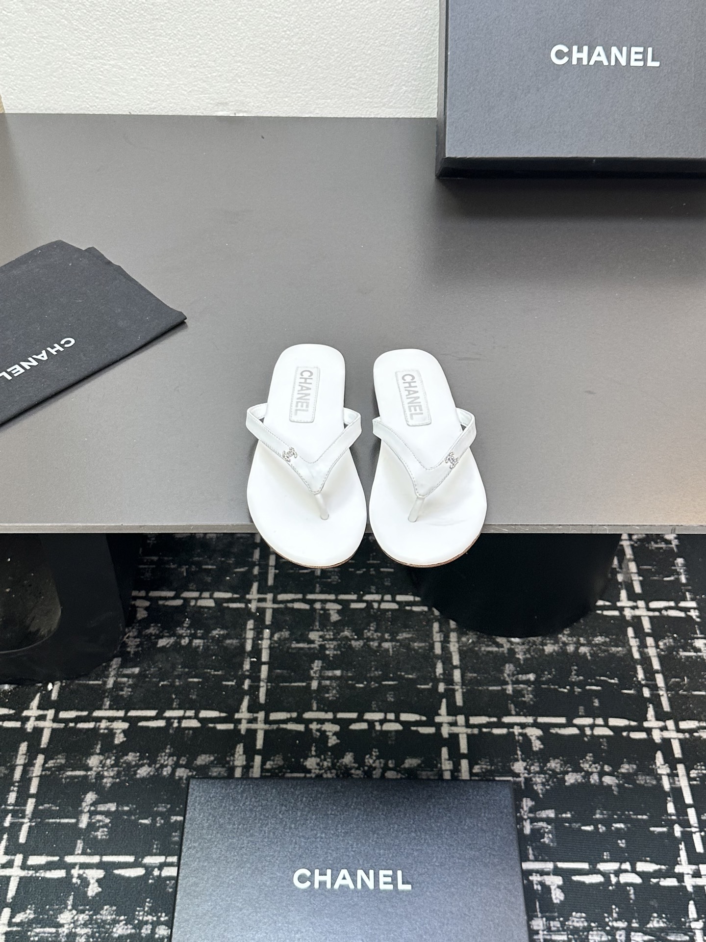 NO:414790,2025★★★★★★ Many celebrities are here to watch, a versatile series that domestic and foreign bloggers are popular with, a must-have for spring and summer wardrobe matching, the first choice for sandals. Upper sheepskin, silk lining: imported crystal sheepskin inner lining, original mold-open custom leather sole Shoe size: 35-39 (40, 41, custom made without return) Delivery luxury latest counter synchronous packaging, split-toe shoes, sandals, sheepskin, silk fabric, Leather soles198609092025★★★★★ 众多明星网红上脚,国内外博主刷爆的一个百搭系列,春夏衣橱搭配必备 凉鞋首选. 鞋面羊皮,绸缎  内里: 进口水晶羊皮内里 大底原版开模定制真皮大底 鞋码: 35-39（40、41、定做不退换） 配送豪华最新专柜同步包装,分趾鞋,sandals,sheepskin,silk fabric,Leather soles,Women's Shoes